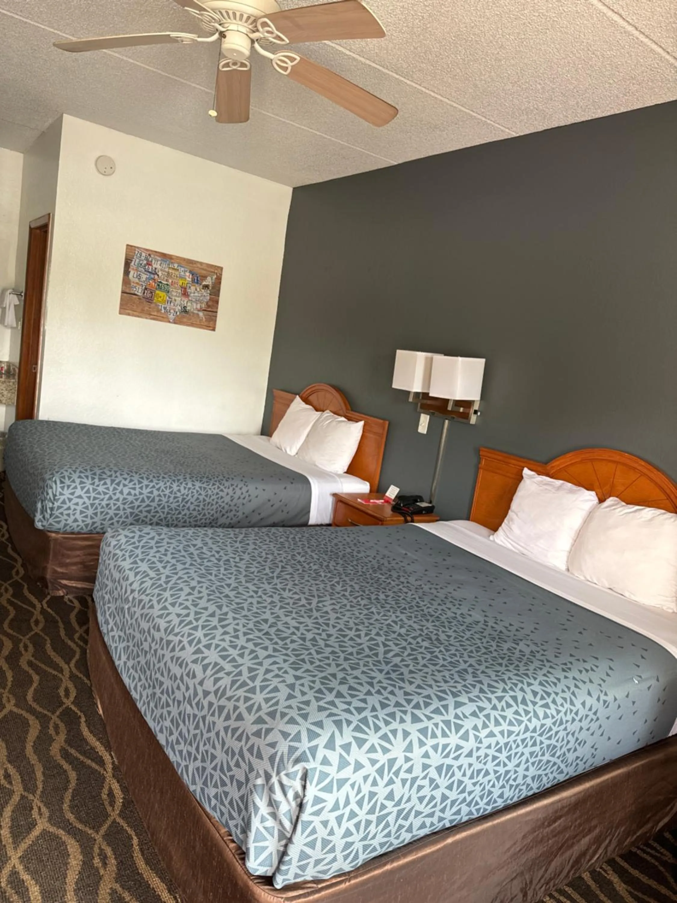 Bed in Econolodge inn & suites