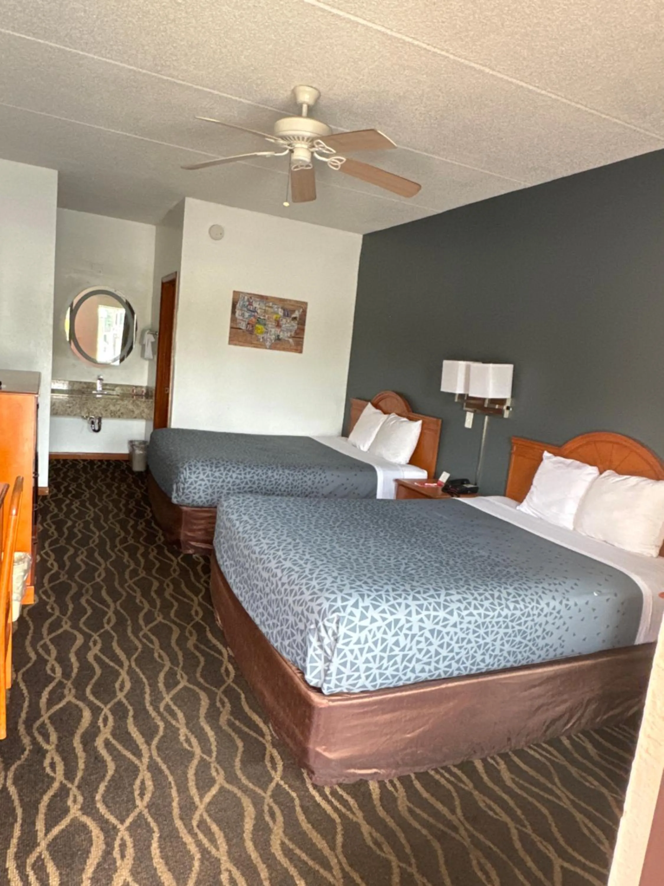 Bed in Econolodge inn & suites