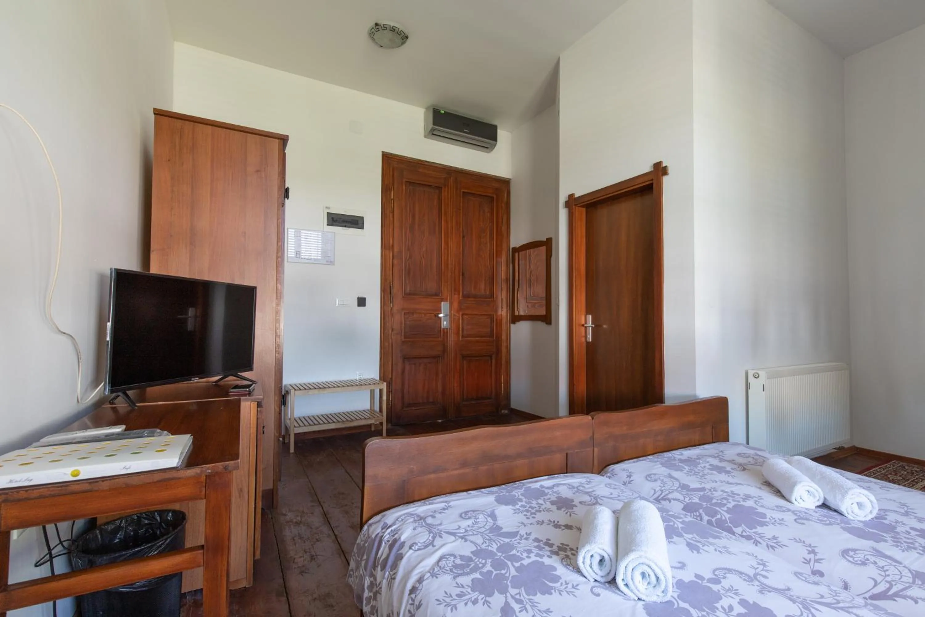 TV and multimedia, Bed in Hotel Lug