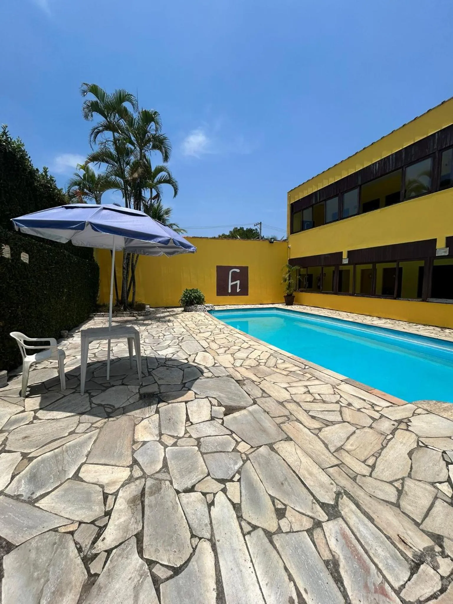 Swimming pool in Pousada e Restaurante Frente Mar H Guarujá
