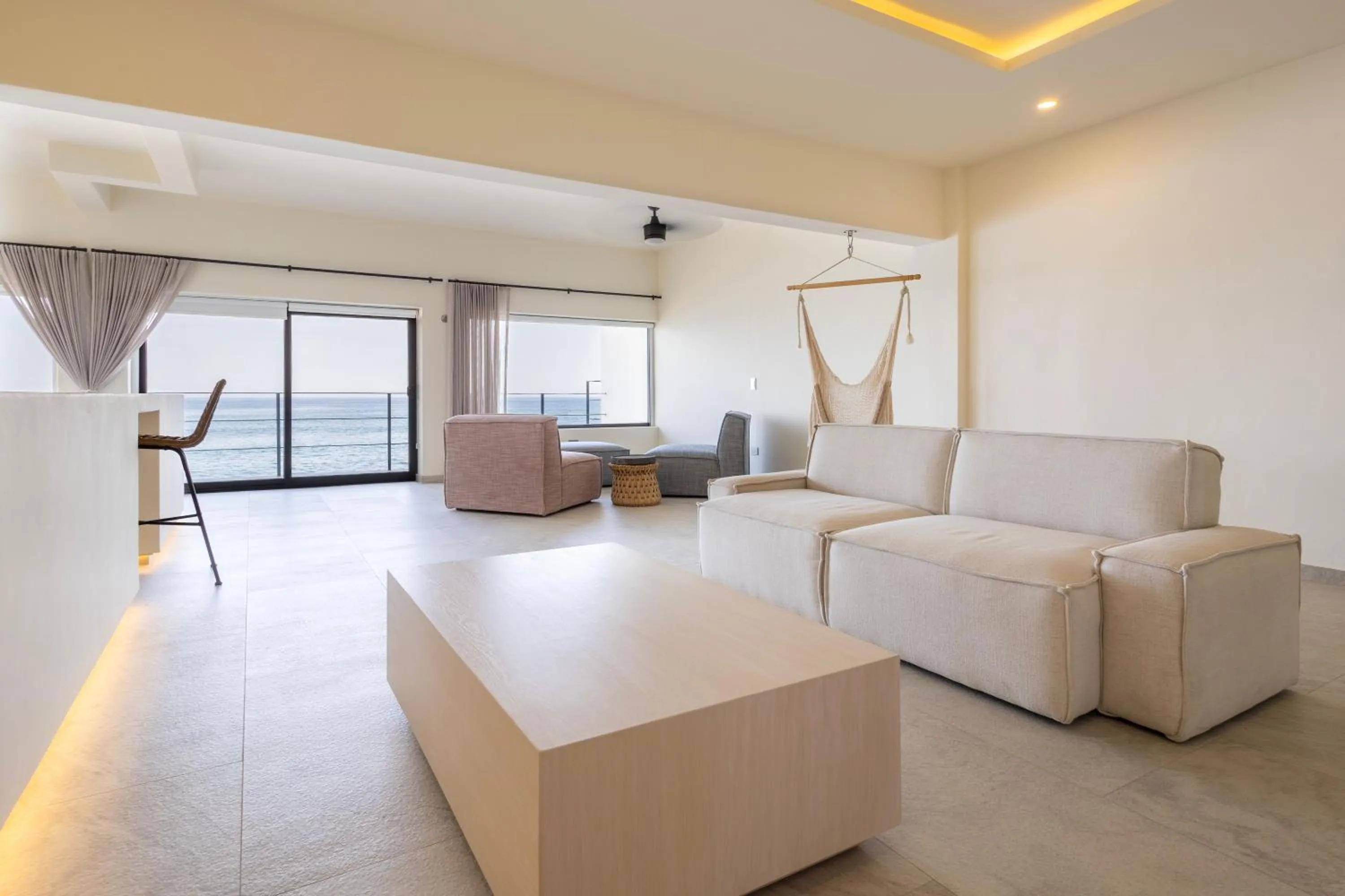 Living room in Cabo Break Hotel