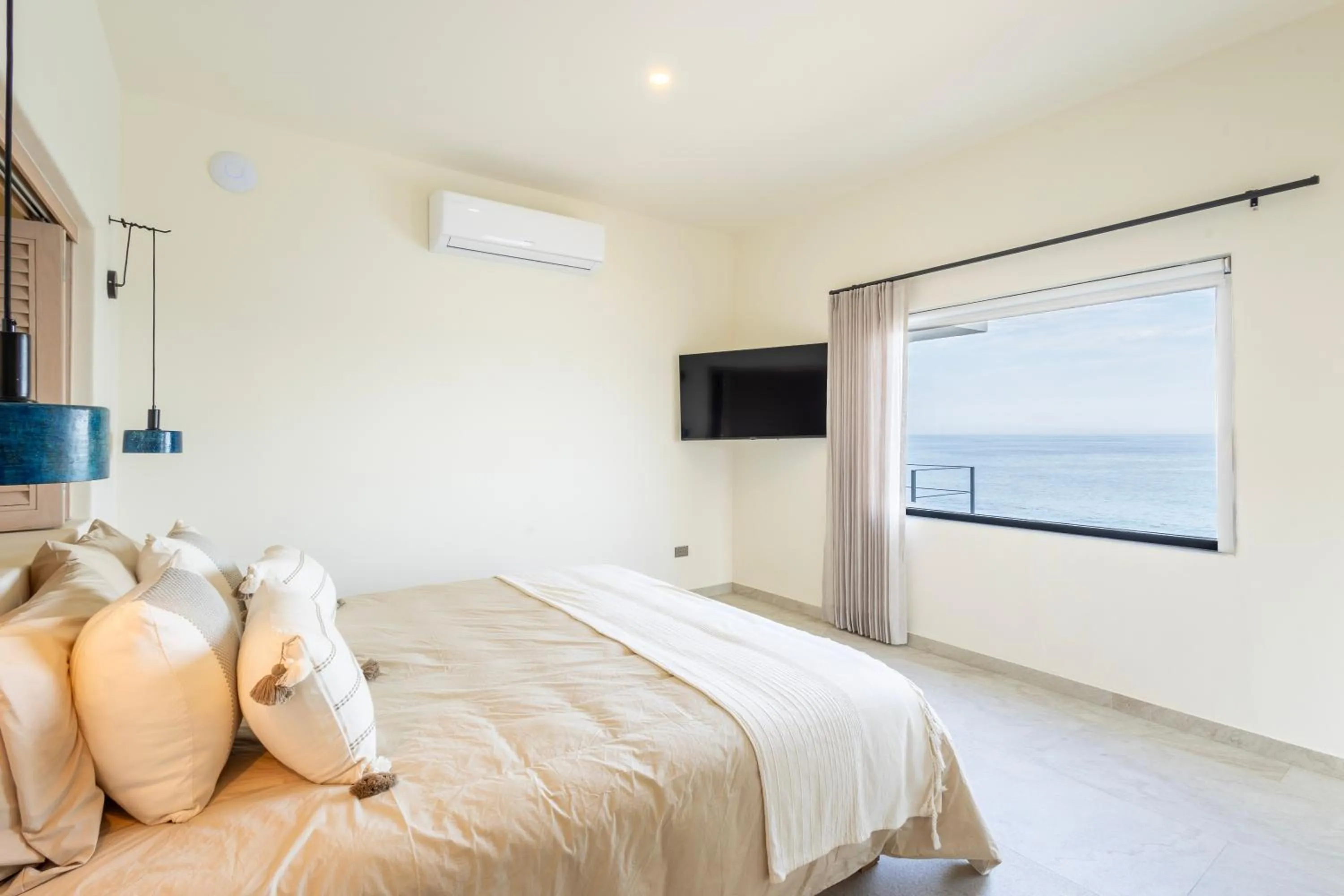 Bed in Cabo Break Hotel