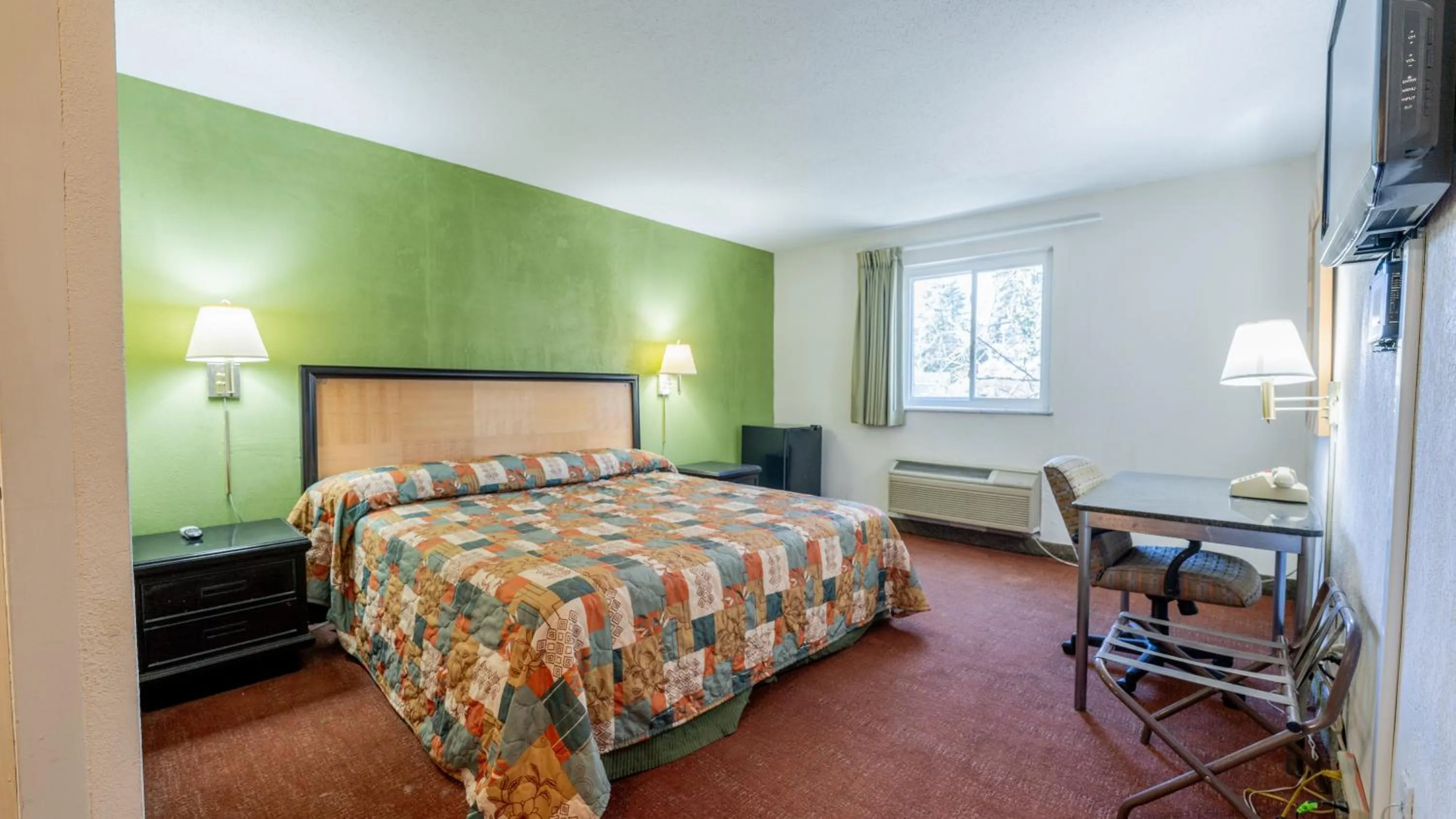 Photo of the whole room, Bed in THE INN-Pittsburgh