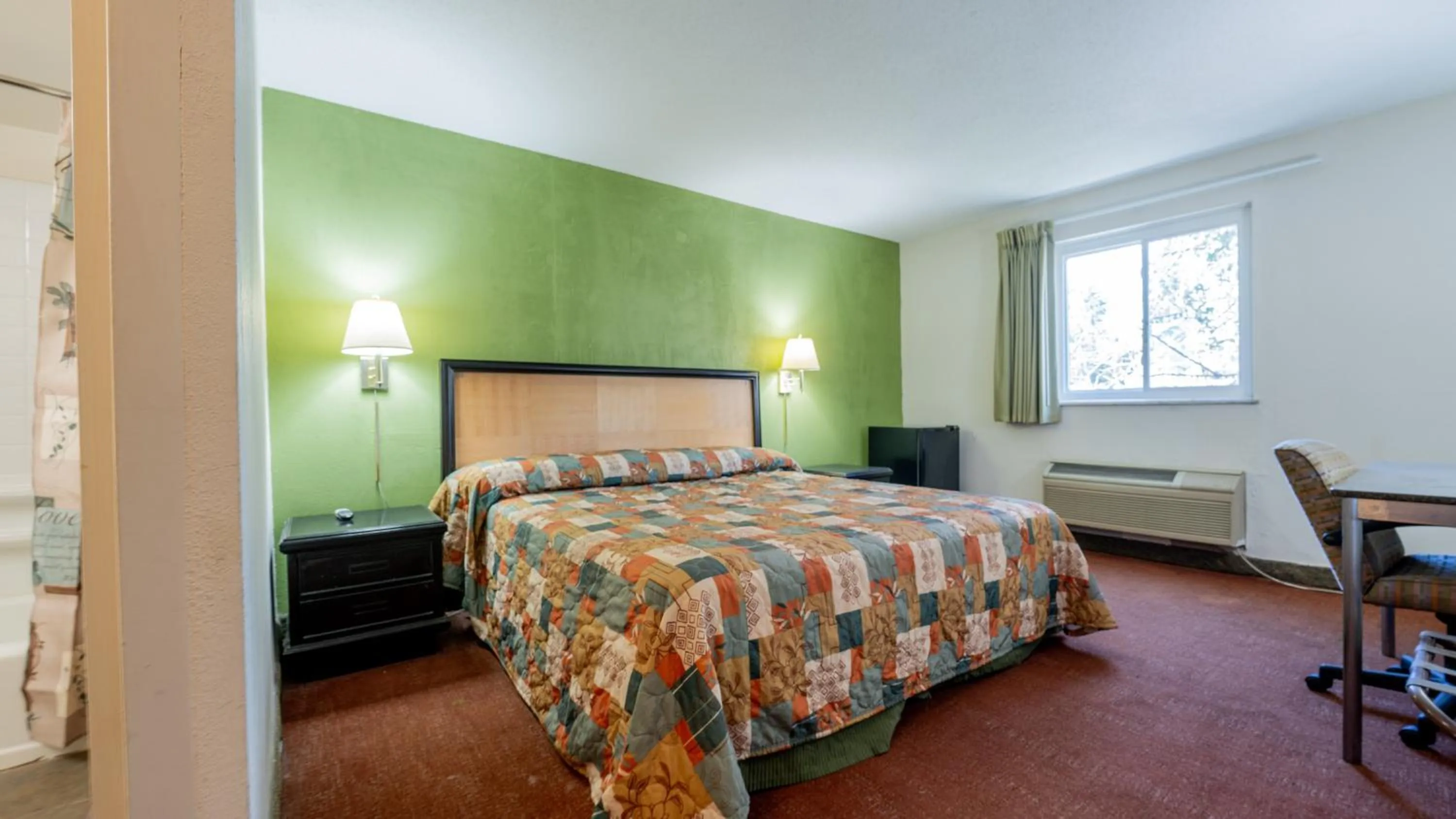 Photo of the whole room, Bed in THE INN-Pittsburgh