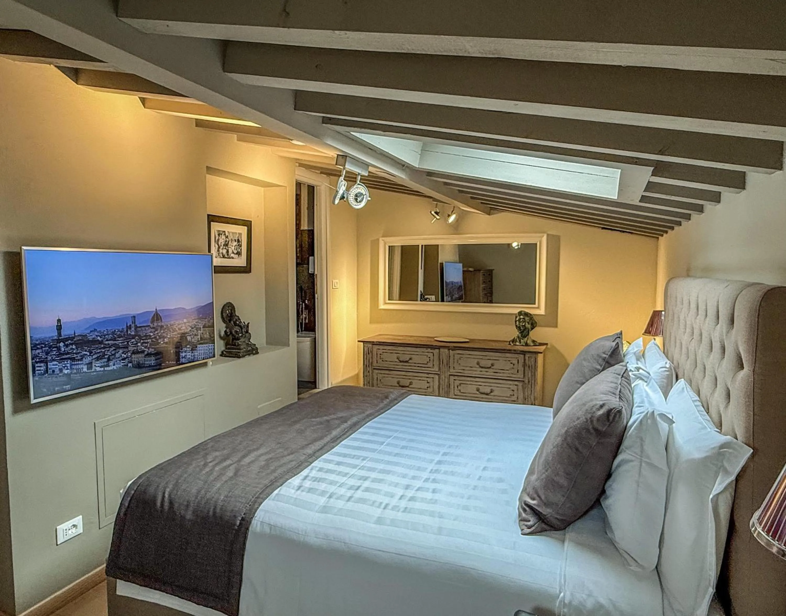 Bed in Florence Art Apartments