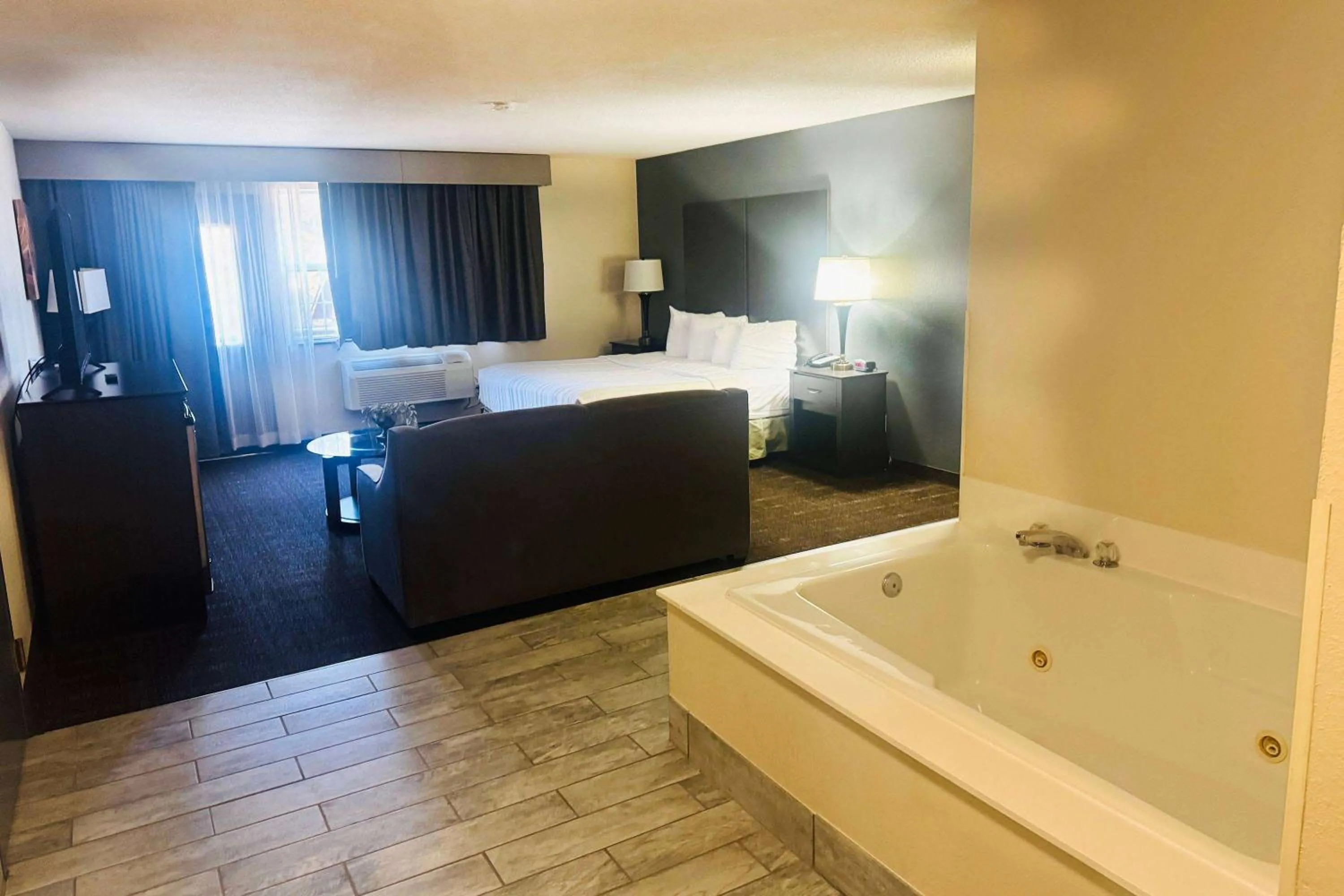 Photo of the whole room, Bed in Best Western Chester Hotel