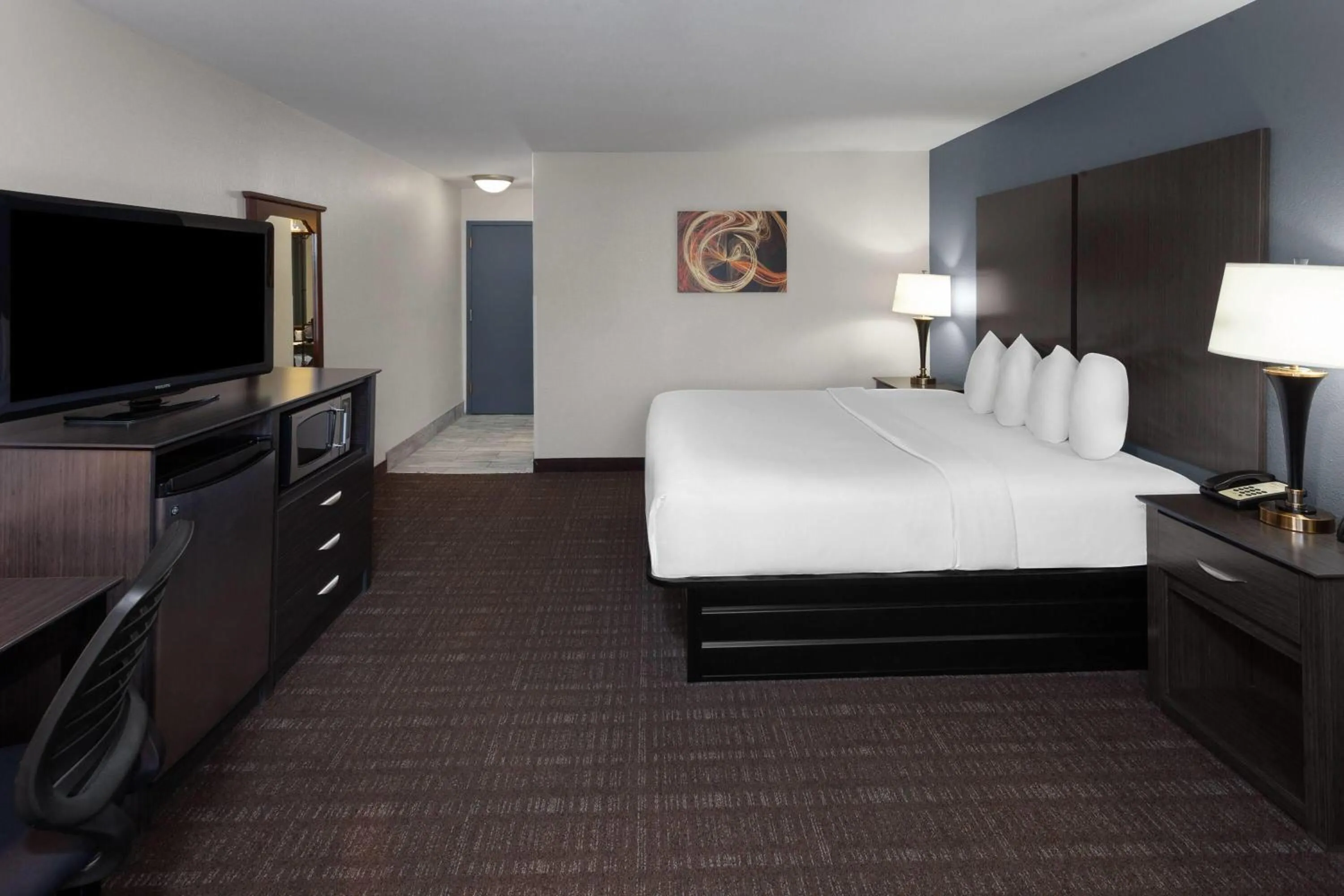 Photo of the whole room, Bed in Baymont by Wyndham Chester IL