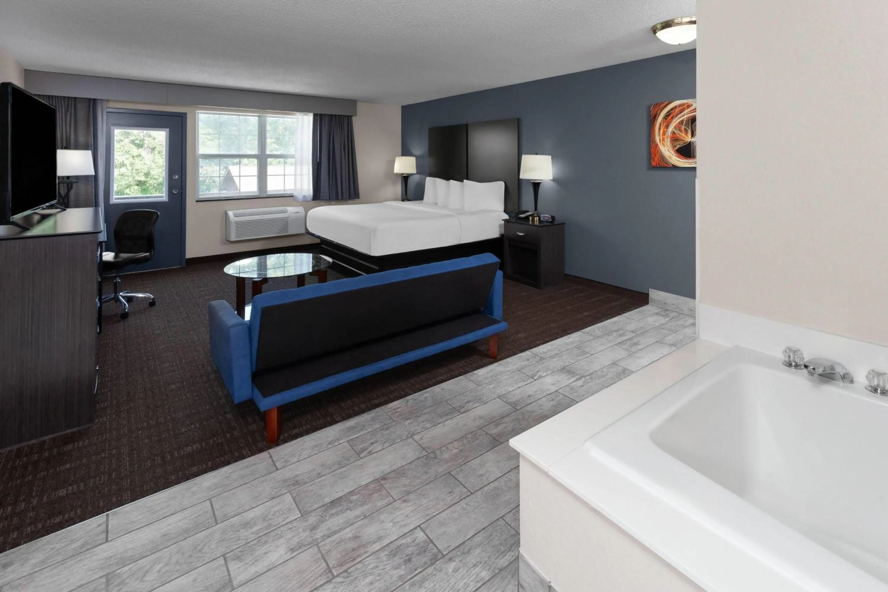 Bath, Bed in Baymont by Wyndham Chester IL