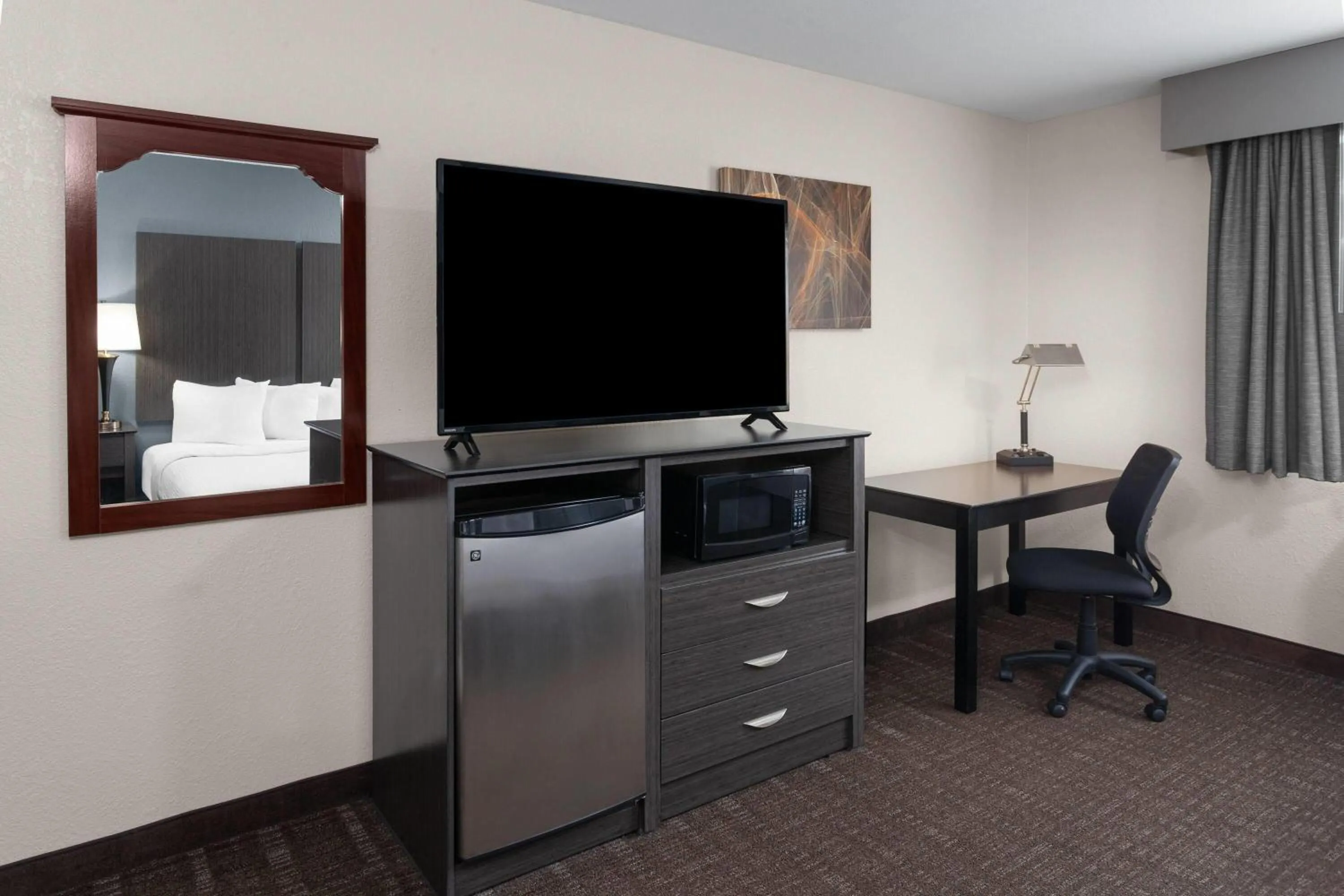 TV and multimedia in Baymont by Wyndham Chester IL