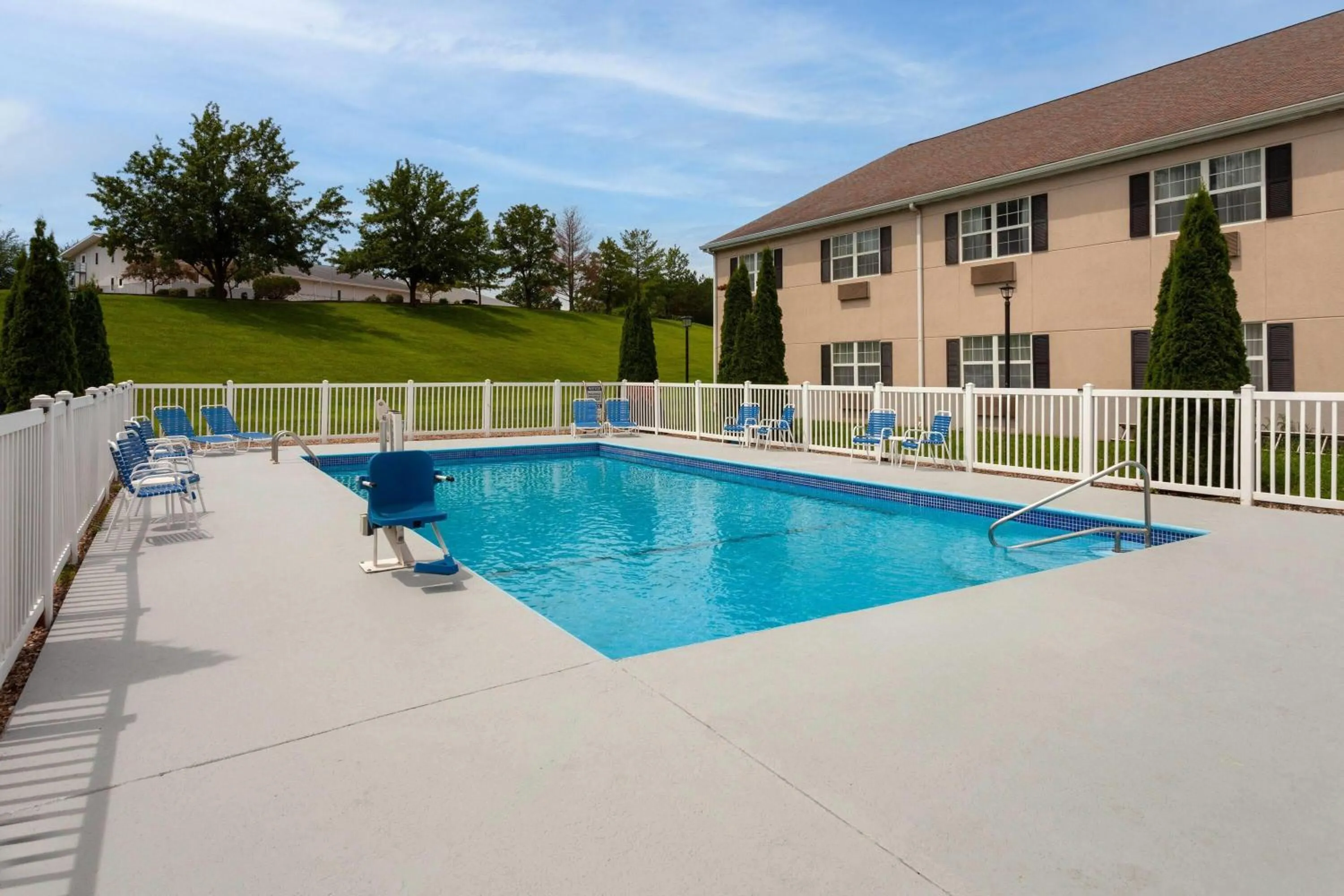 Swimming pool in Baymont by Wyndham Chester IL