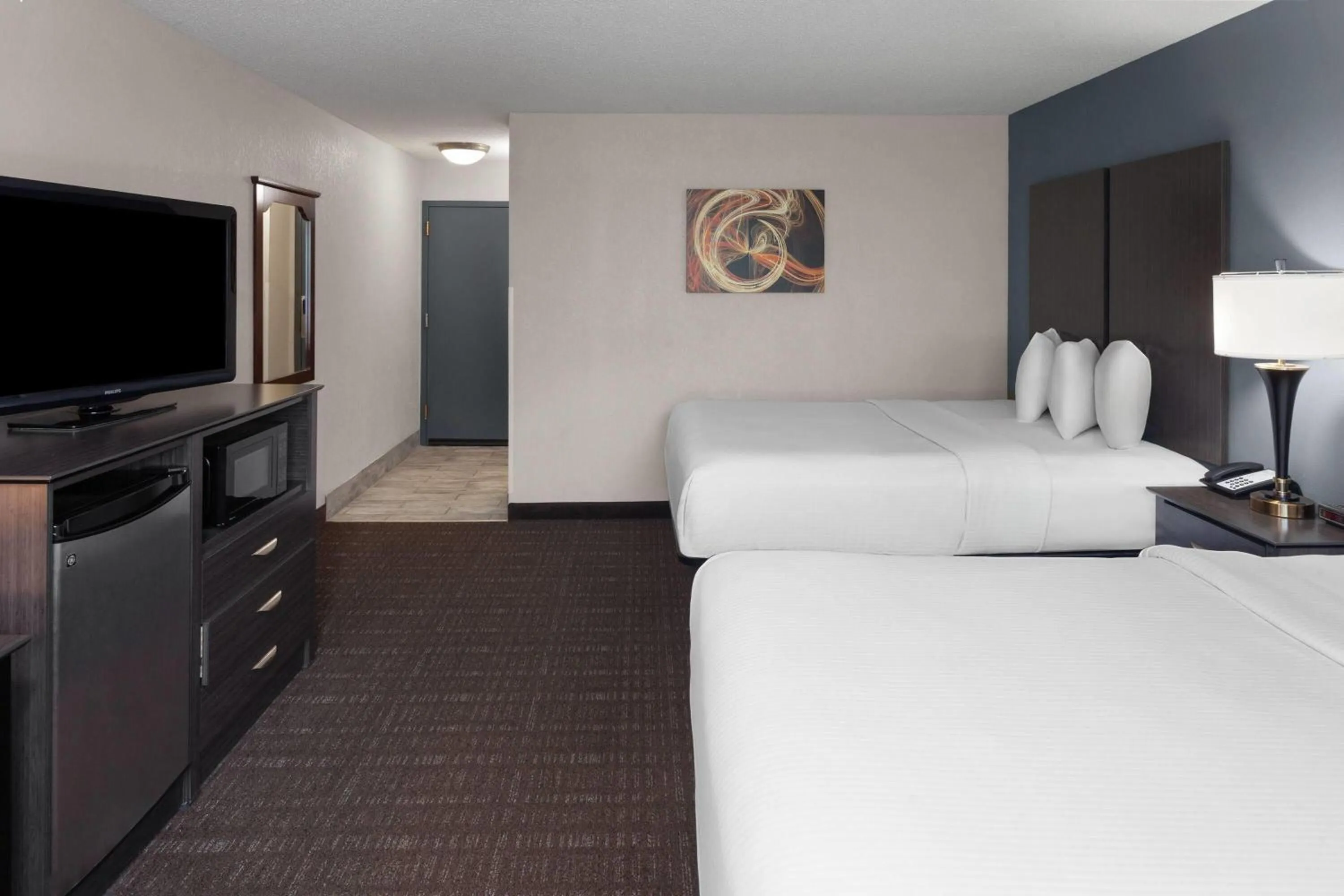 Photo of the whole room, Bed in Baymont by Wyndham Chester IL