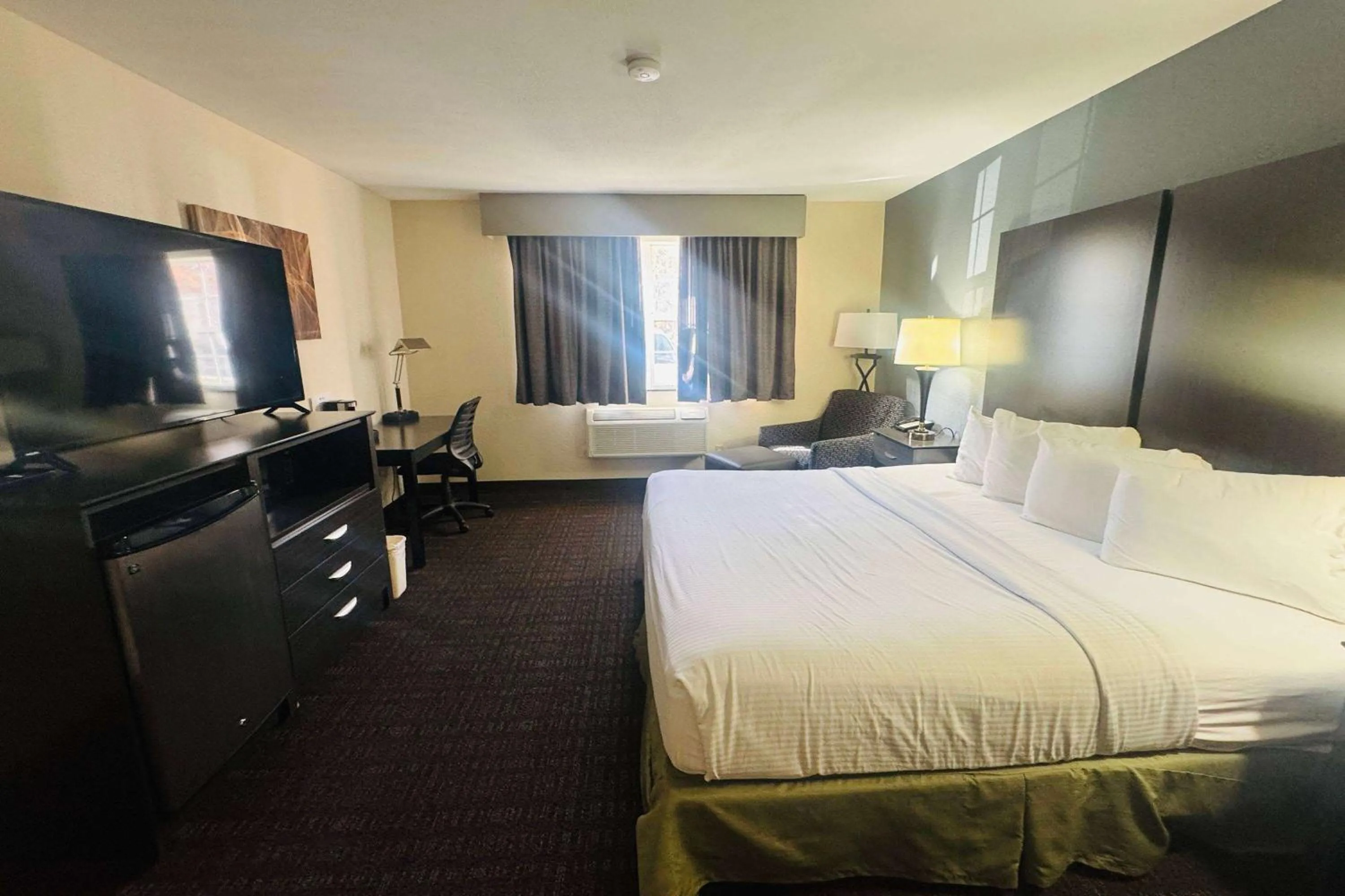 Photo of the whole room, Bed in Best Western Chester Hotel