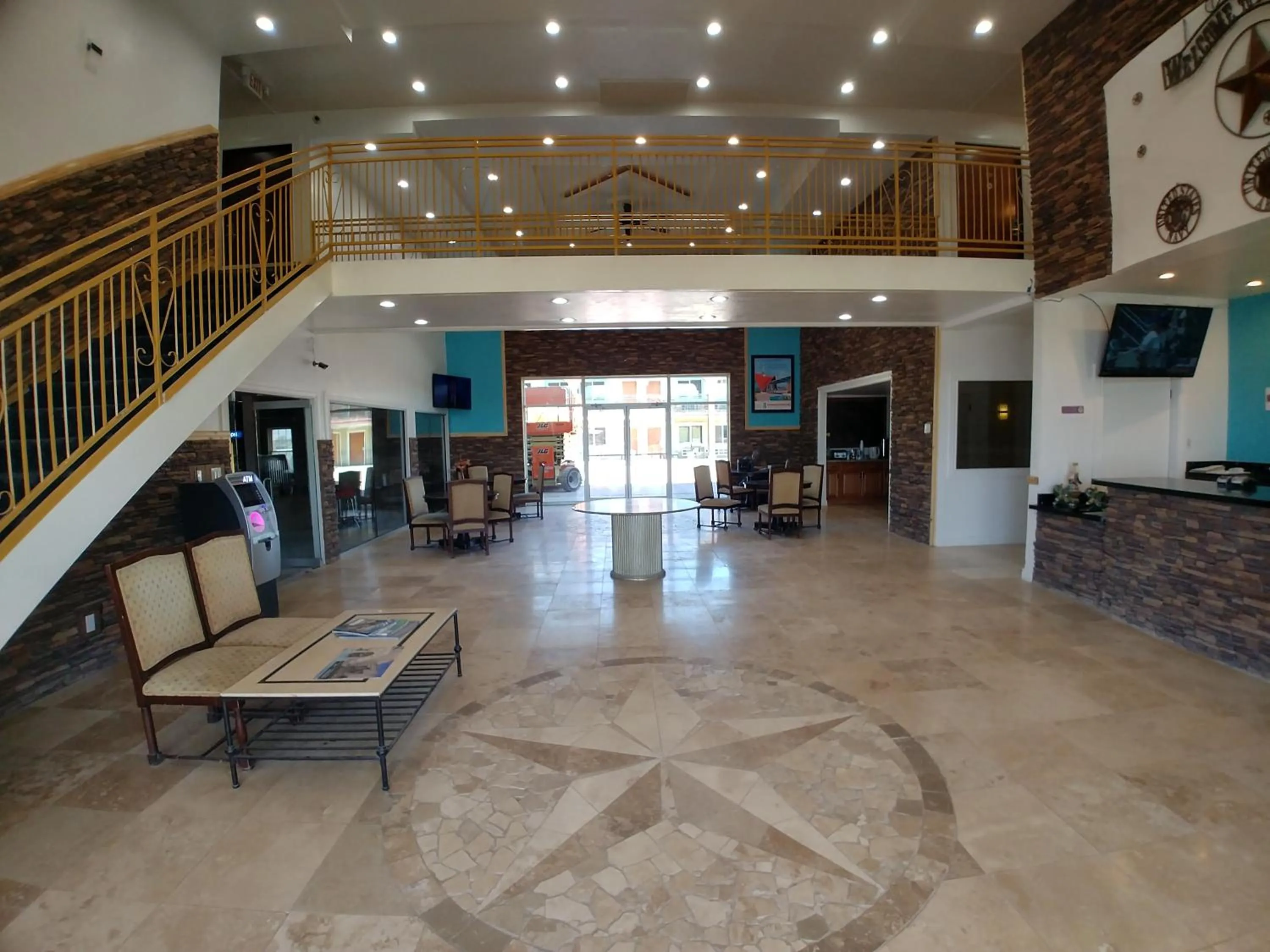 Communal lounge/ TV room in Alien Residence Inn