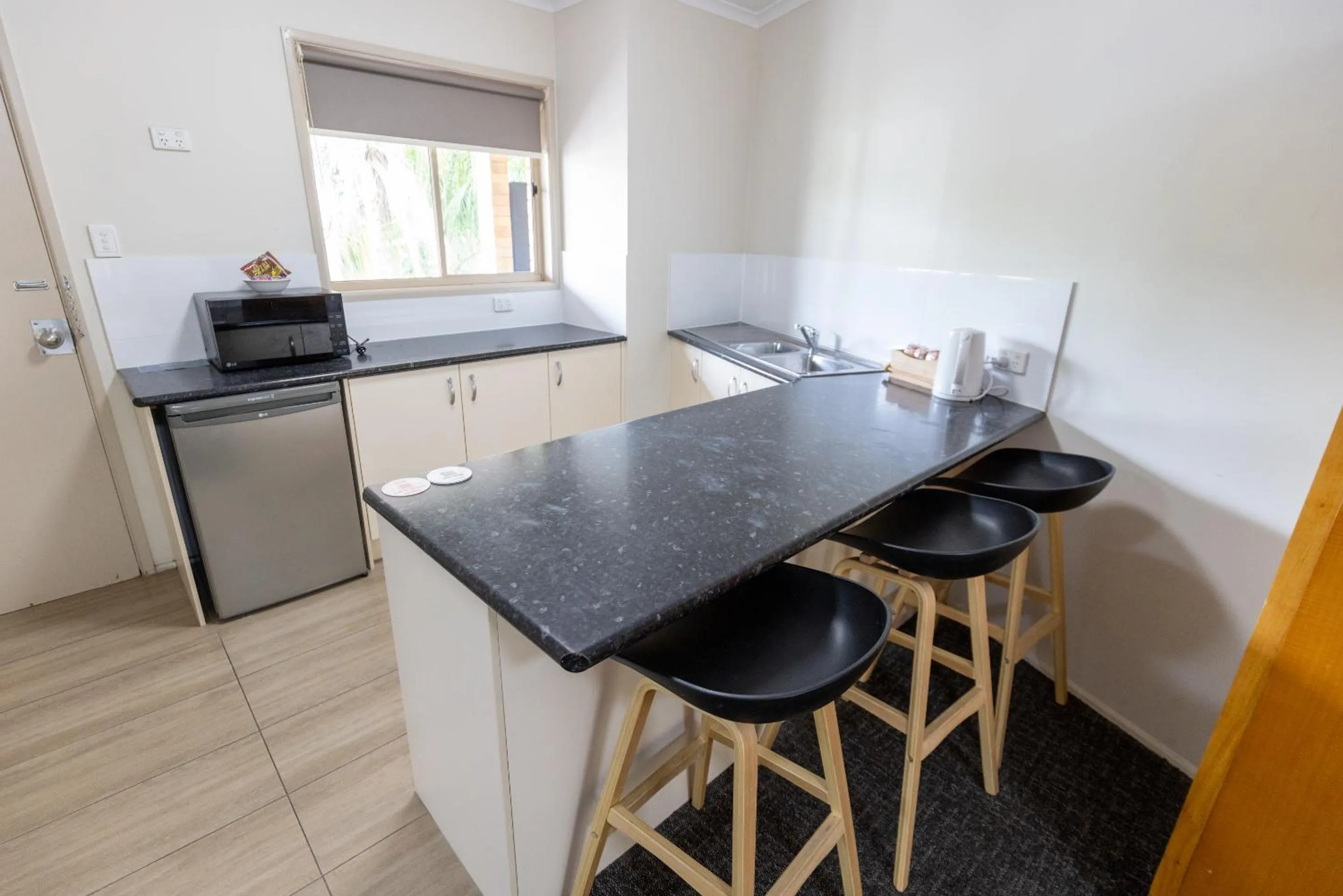 Kitchen or kitchenette in Sundowner Hotel Motel