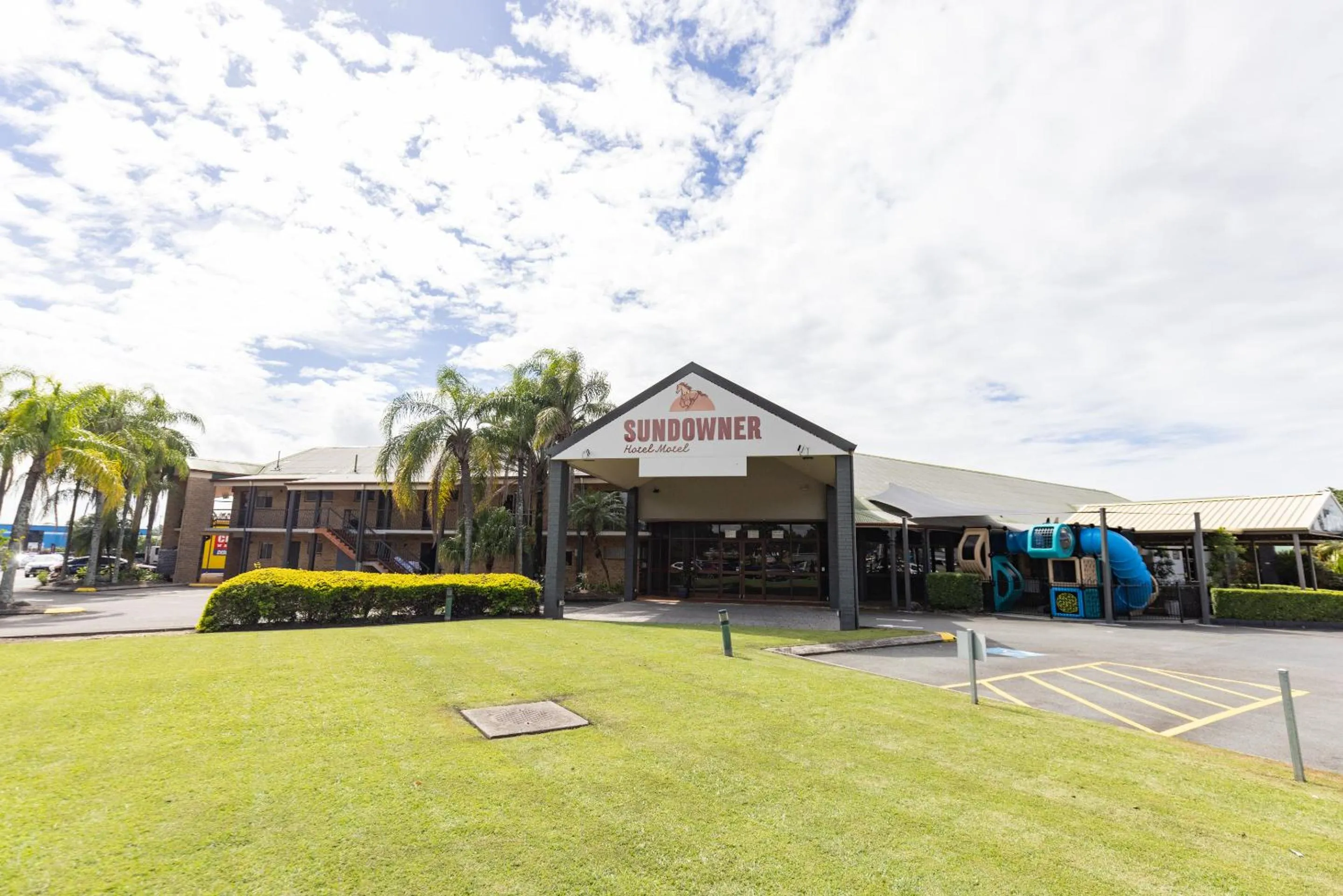 Property building in Sundowner Hotel Motel