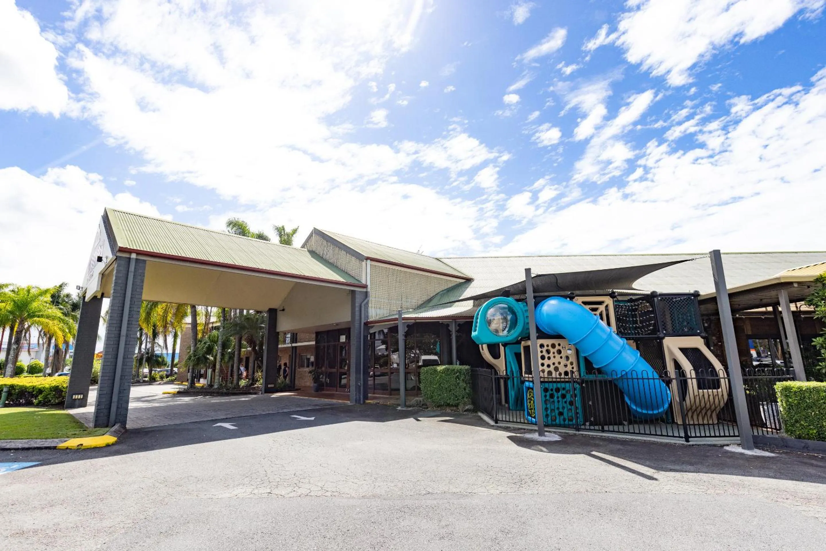 Property building in Sundowner Hotel Motel