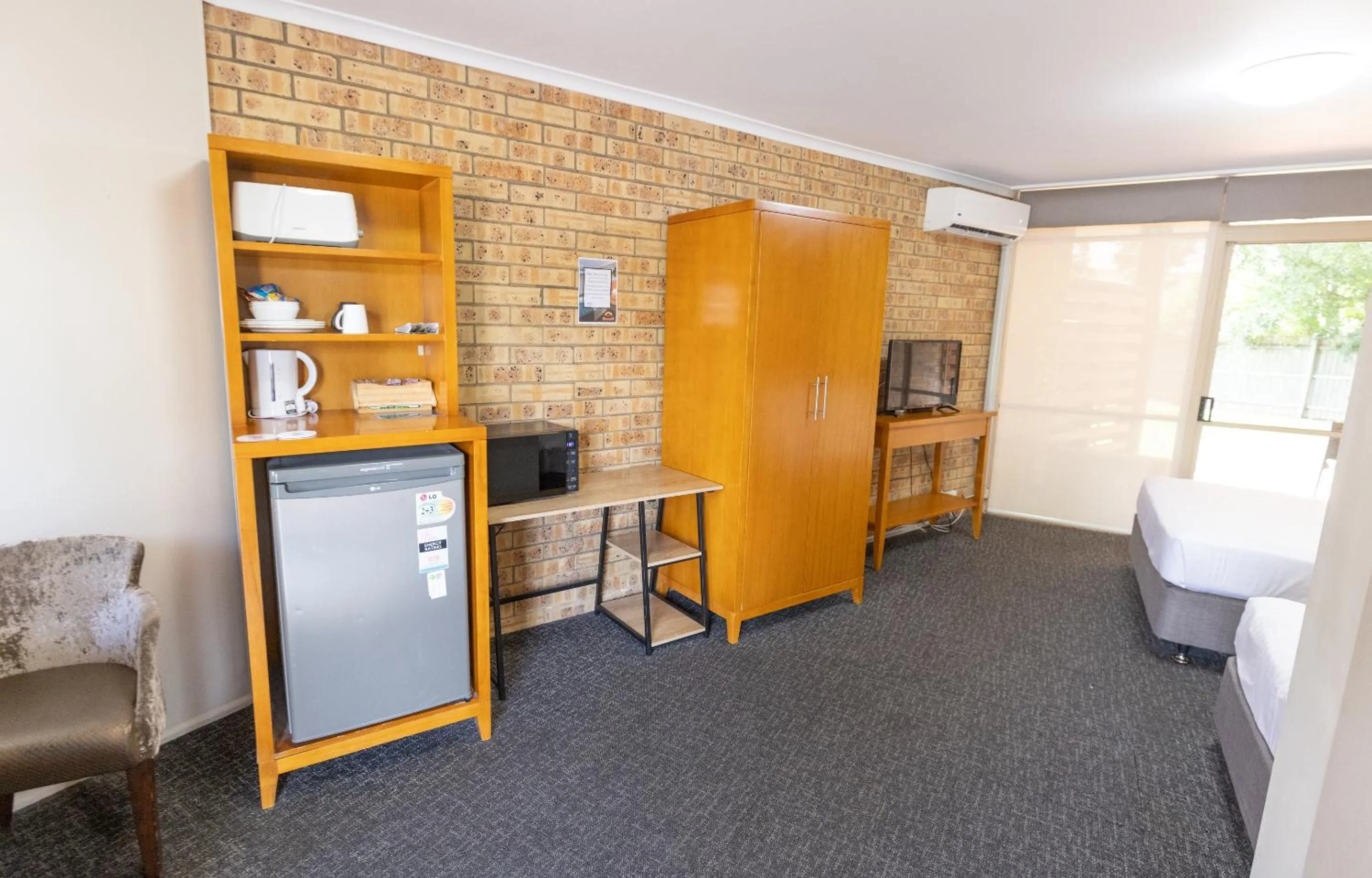 TV and multimedia in Sundowner Hotel Motel