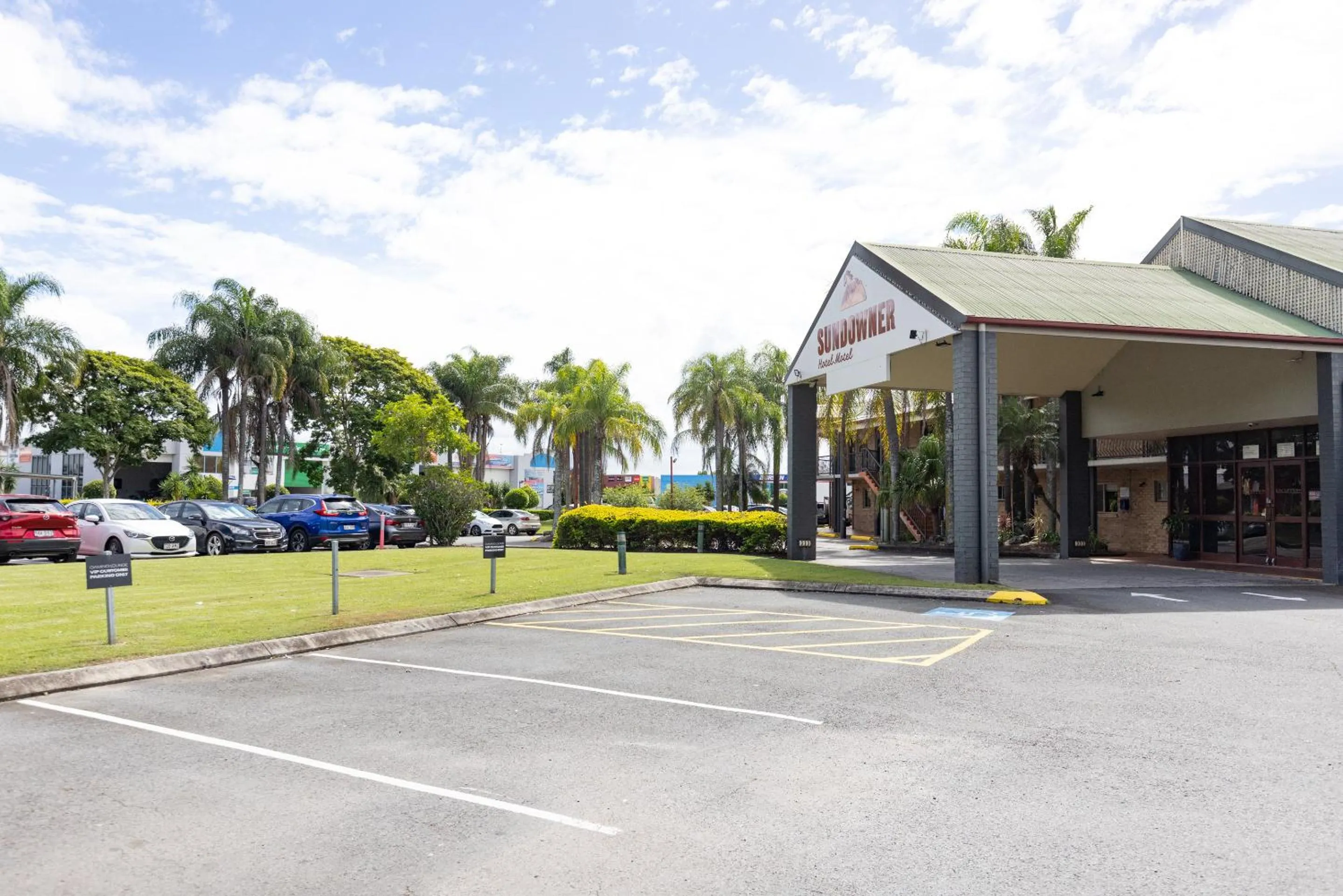 Parking in Sundowner Hotel Motel