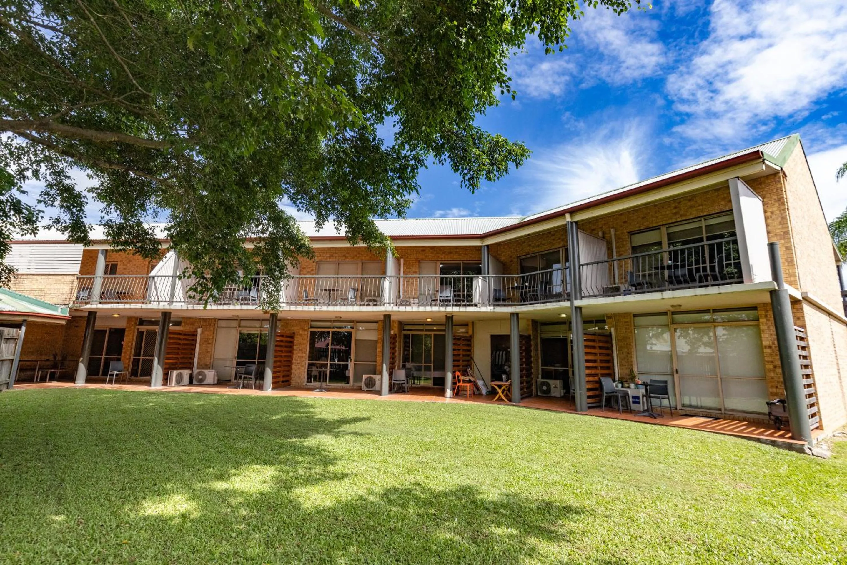 Property building in Sundowner Hotel Motel