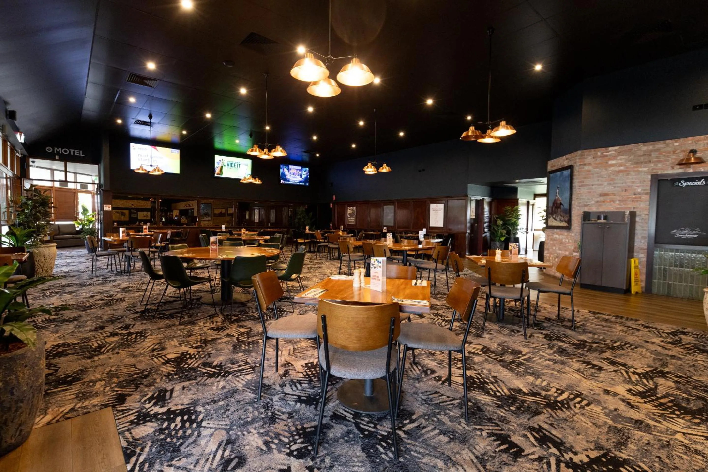 Restaurant/places to eat in Sundowner Hotel Motel