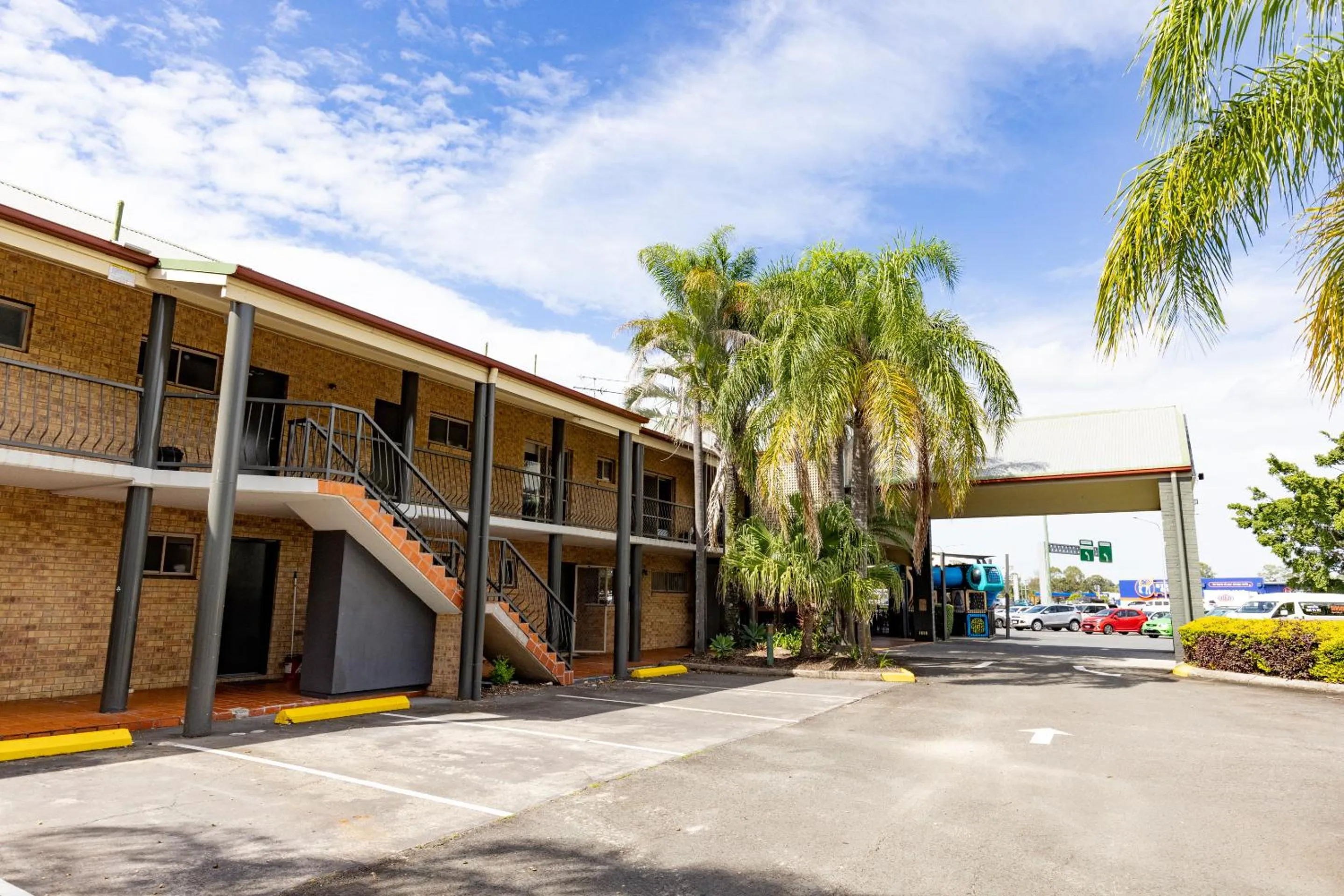 Property building in Sundowner Hotel Motel