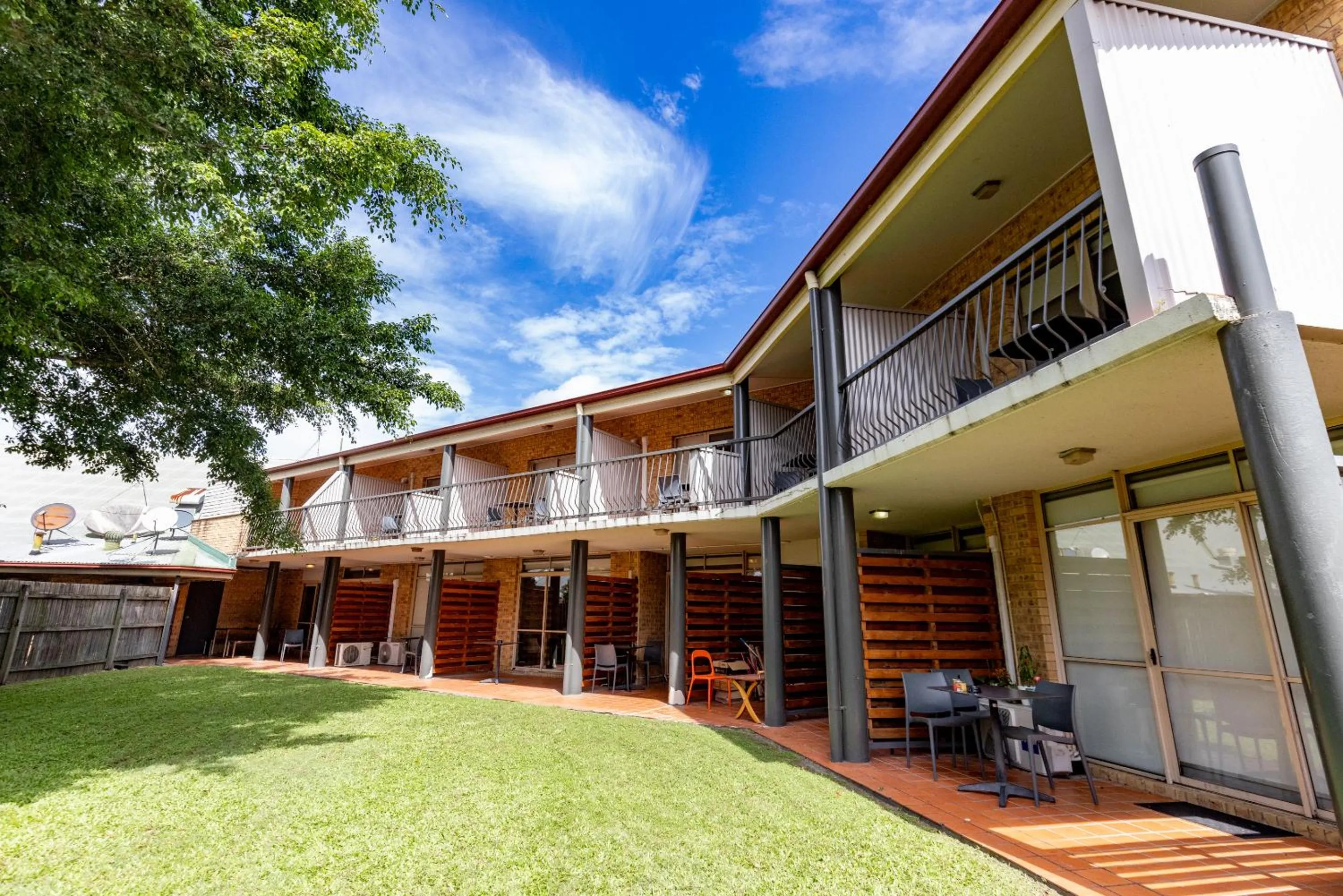 Property building in Sundowner Hotel Motel