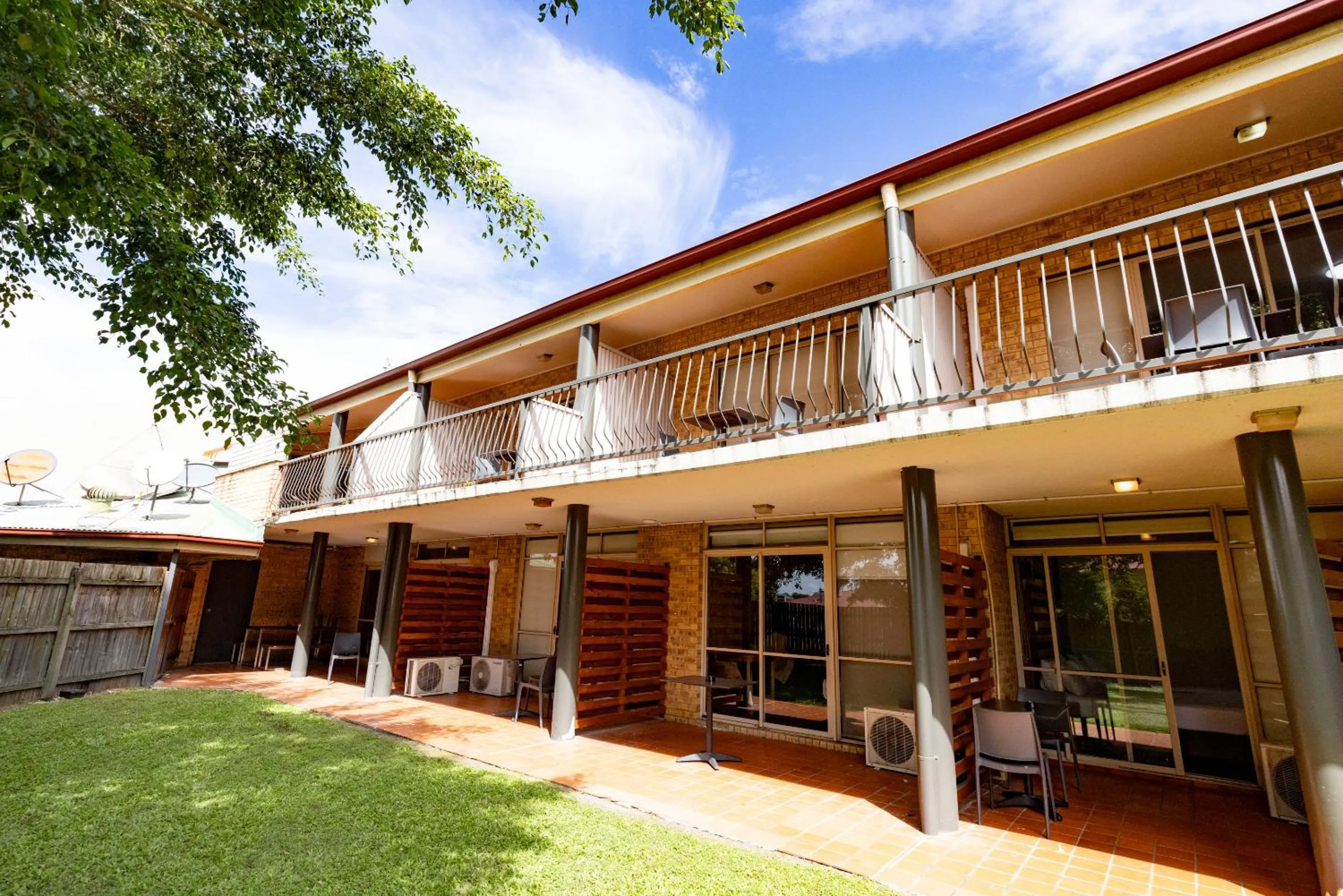Property building in Sundowner Hotel Motel