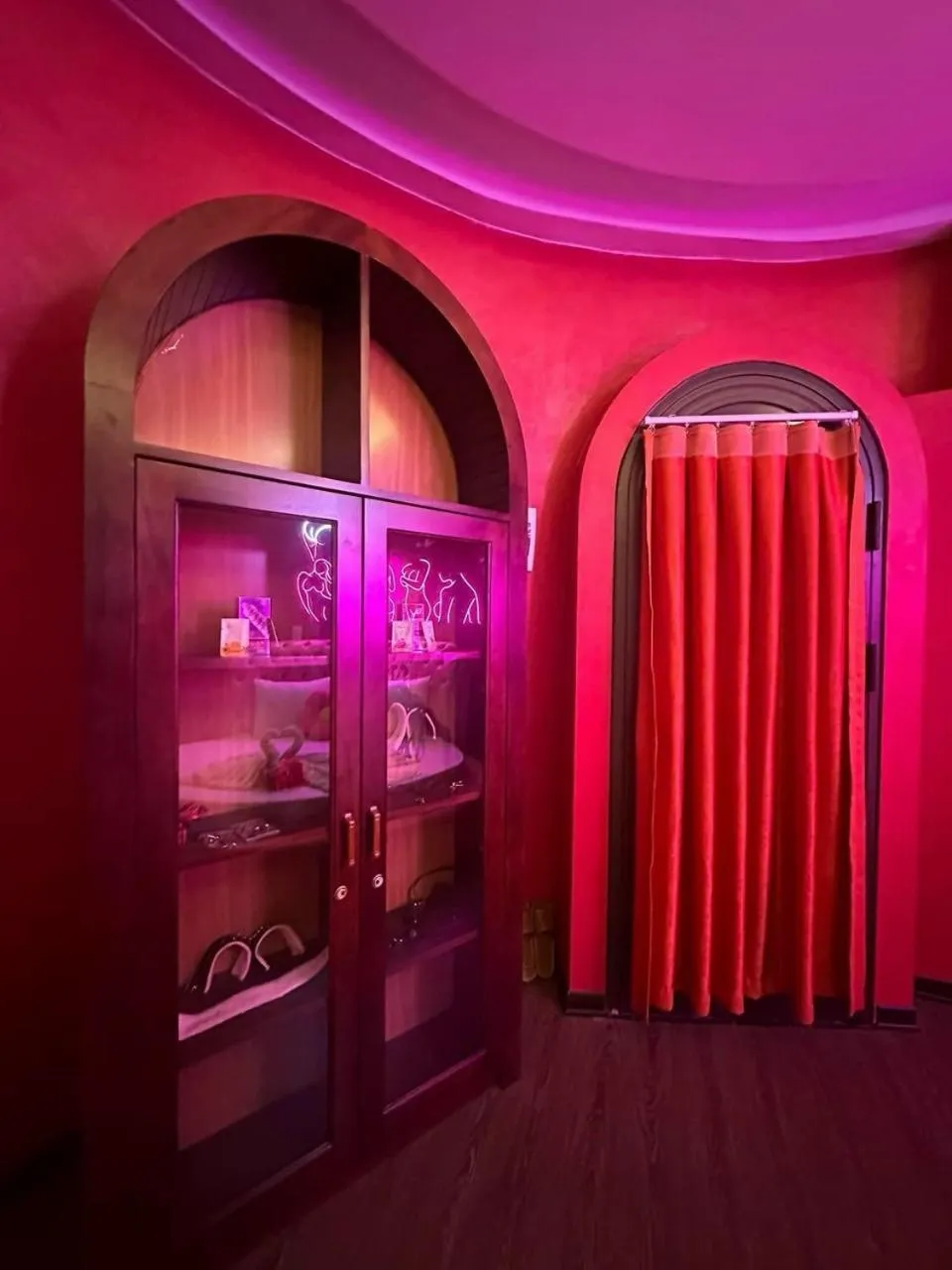 wardrobe in King Bavi Resort