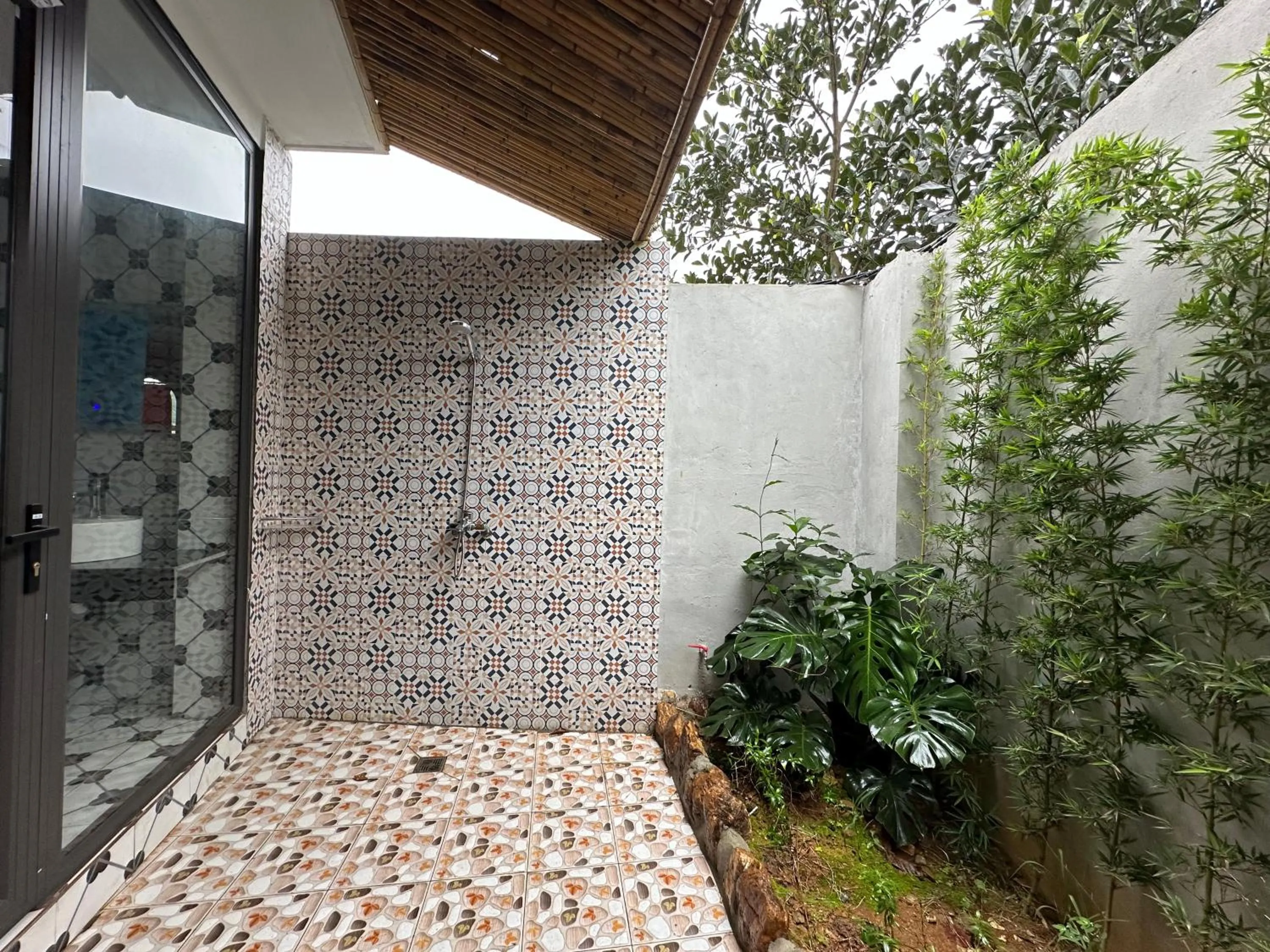 Shower in King Bavi Resort