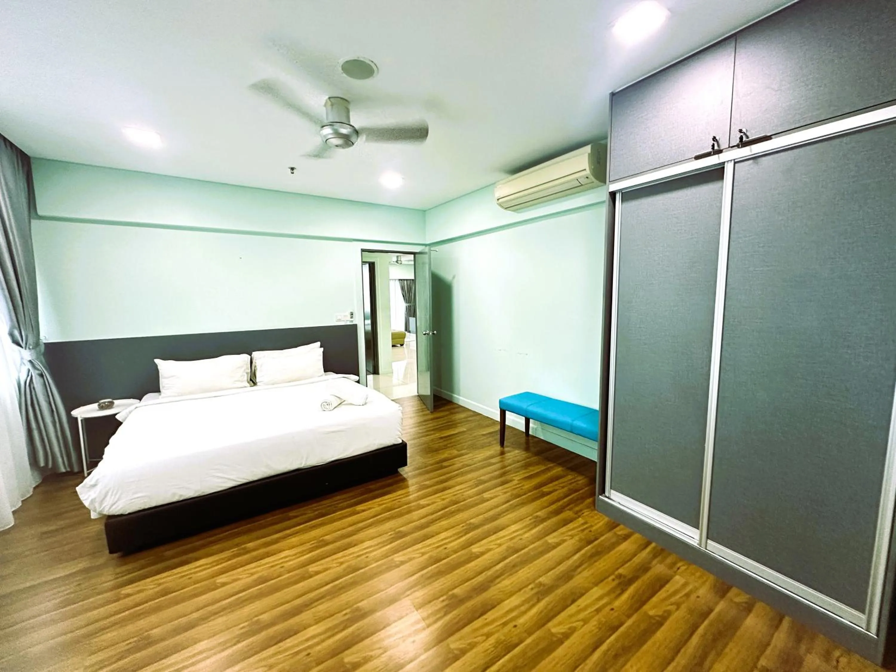 Bed in Summer Suites KLCC by Luna KL