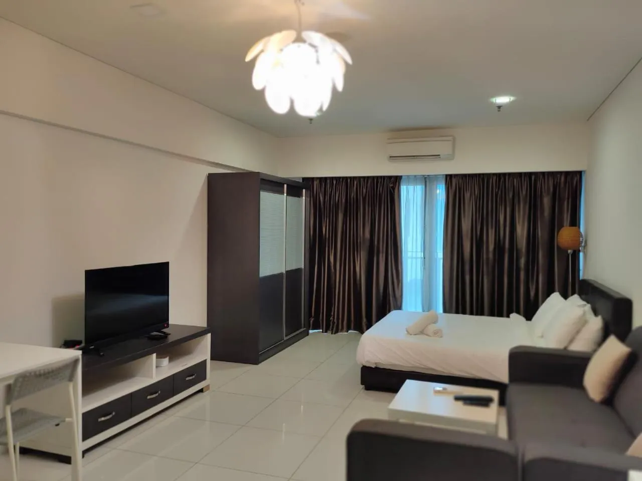 Communal lounge/ TV room, Bed in Summer Suites KLCC by Luna KL