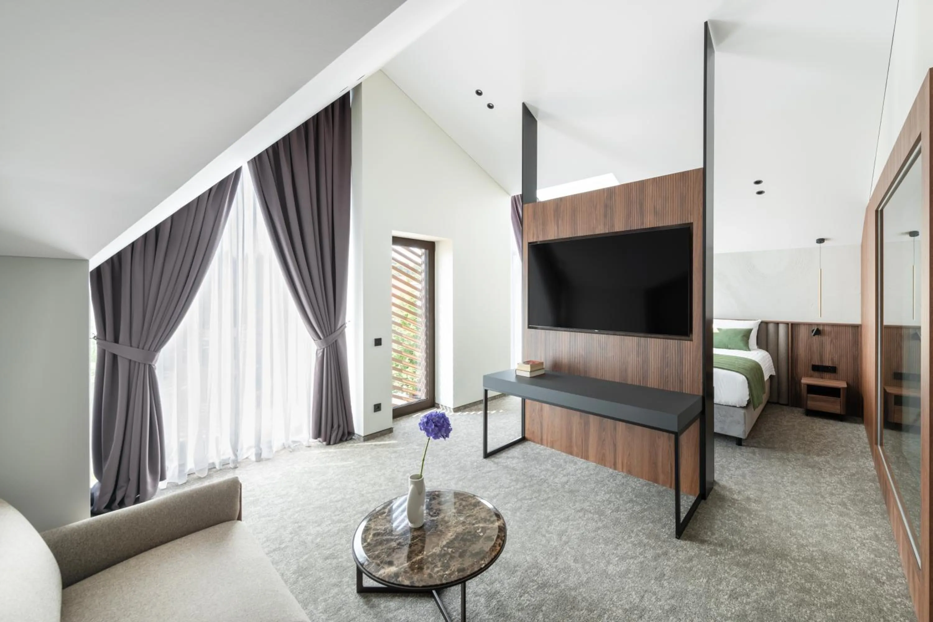 Communal lounge/ TV room, Bed in Harmony Birštonas