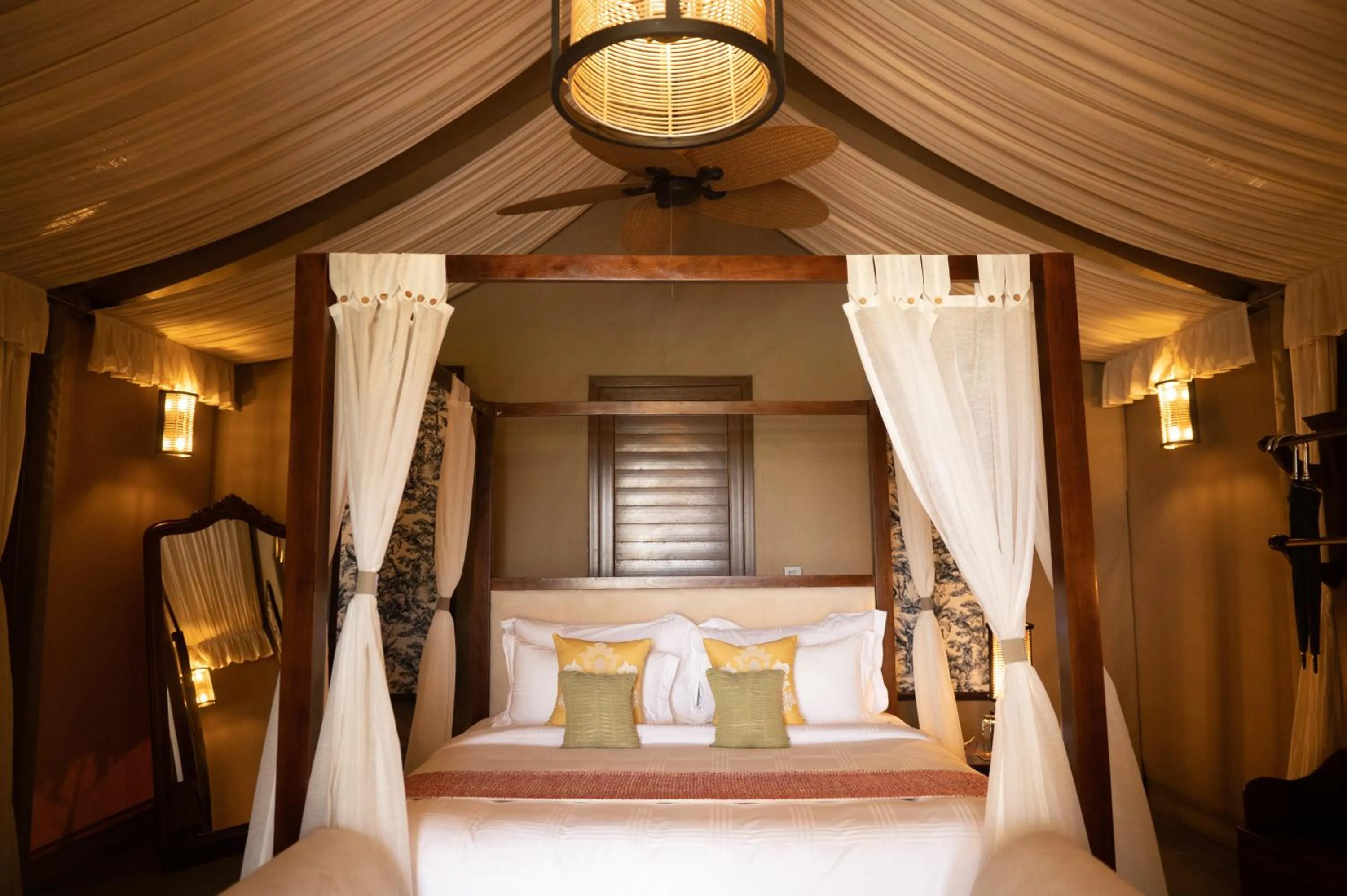 Photo of the whole room, Bed in Sangam Farms