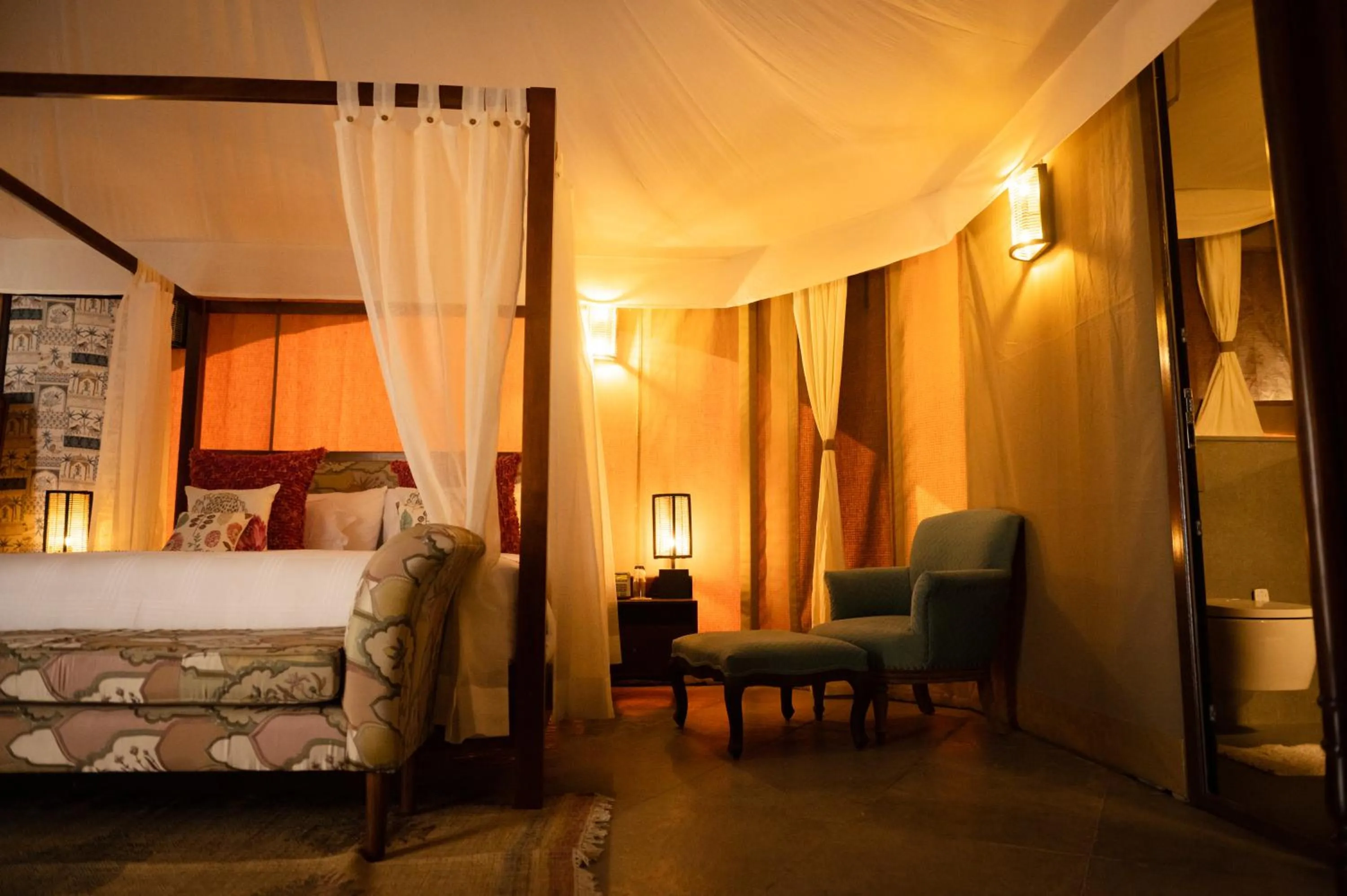 Photo of the whole room, Bed in Sangam Farms