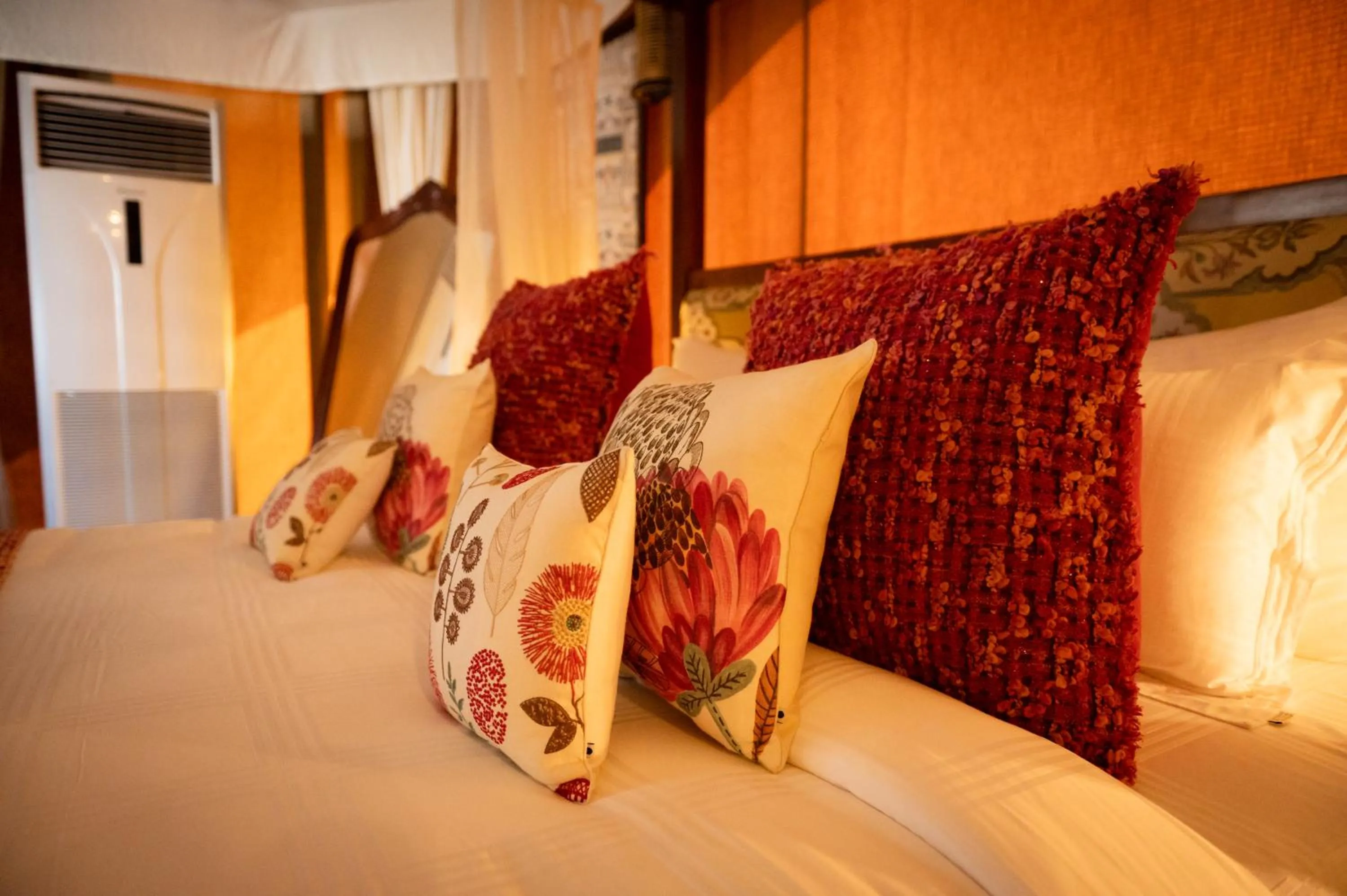 Photo of the whole room, Bed in Sangam Farms