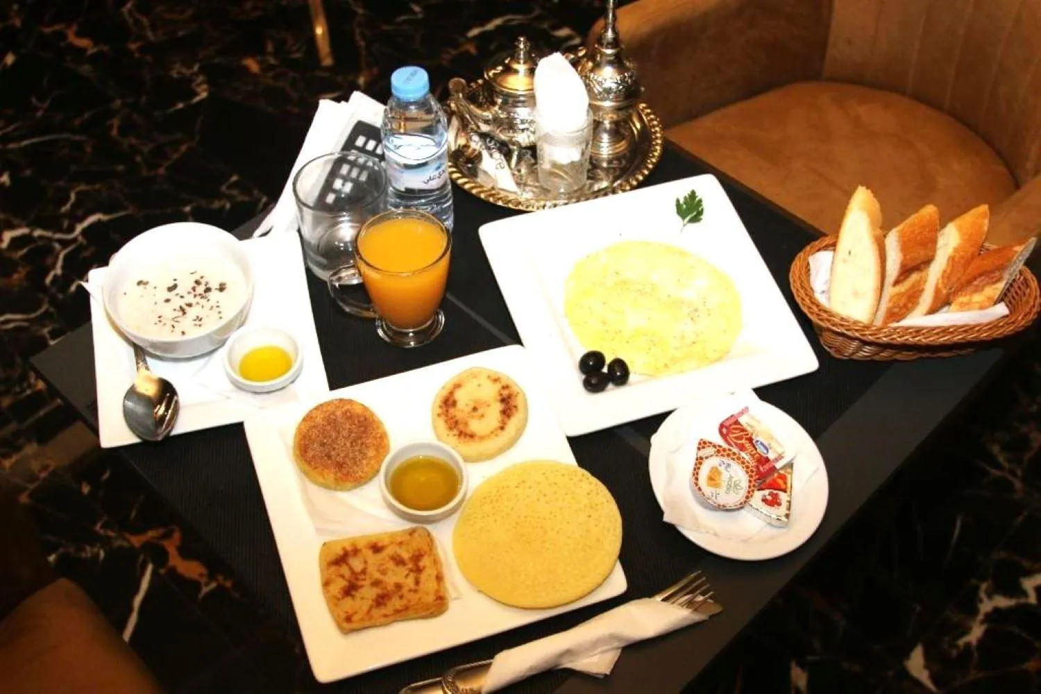 Restaurant/places to eat in The Hotel Syracuse