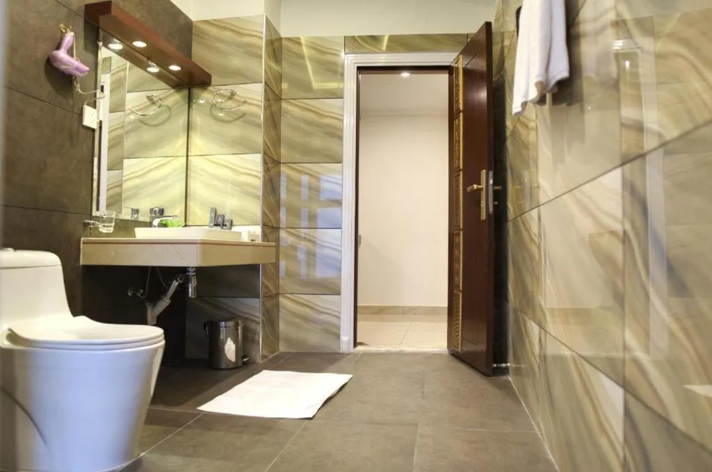 Toilet in Hotel Tourmaline Peshawar