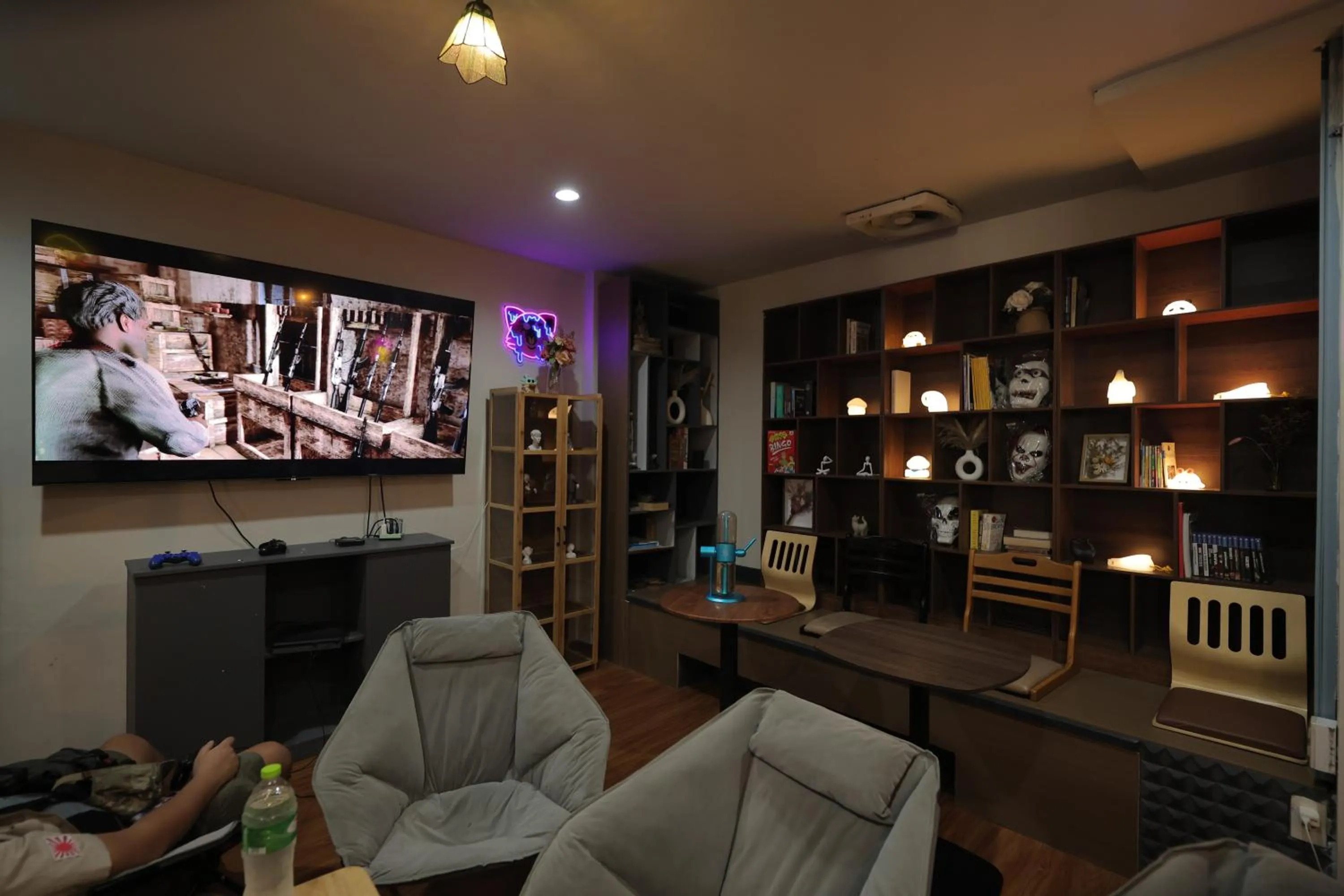 Communal lounge/ TV room in Bud Brew Beyond Dispensary and Hotel