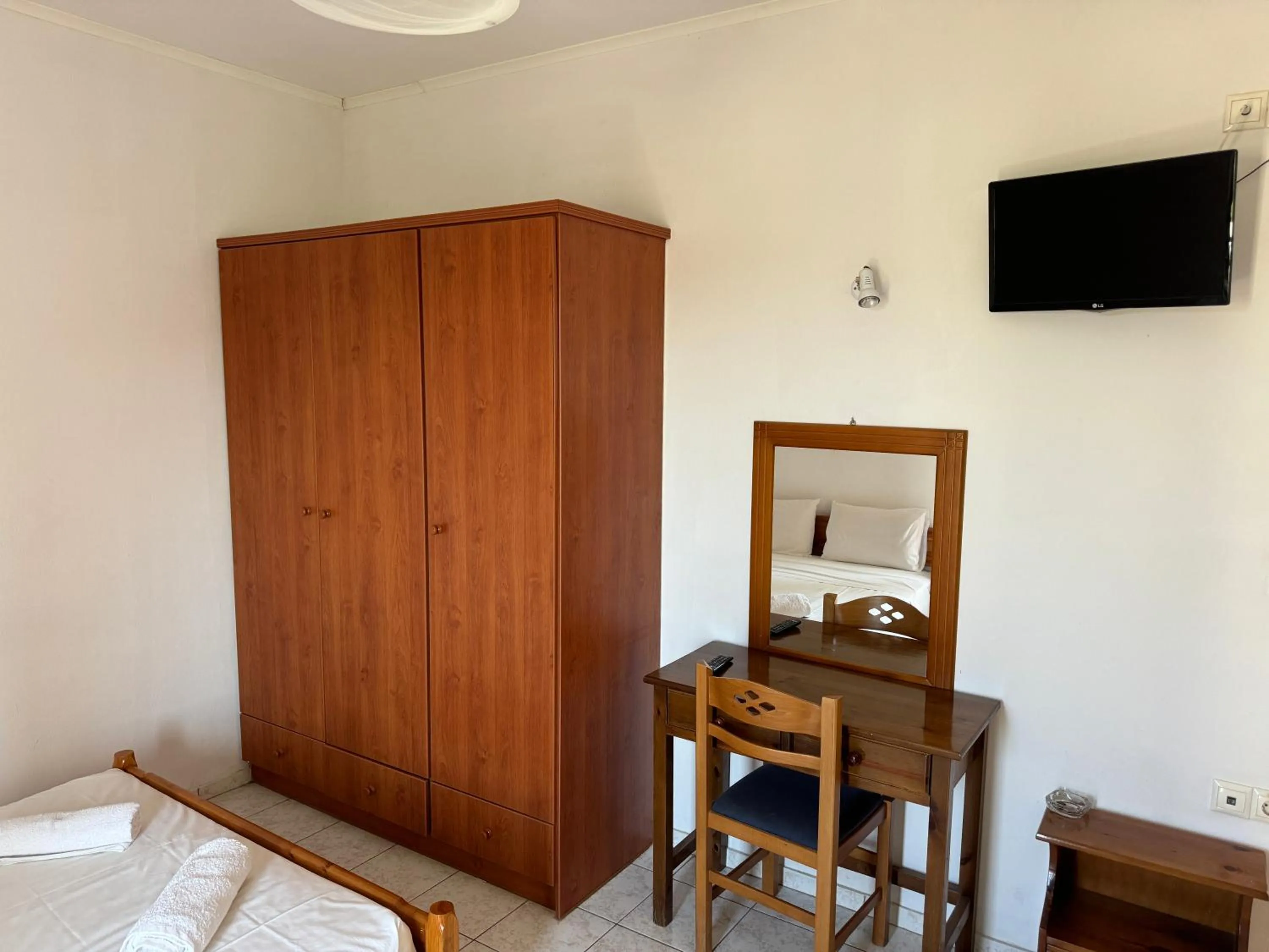 hair dresser, Bed in Zac & Georgio Studios