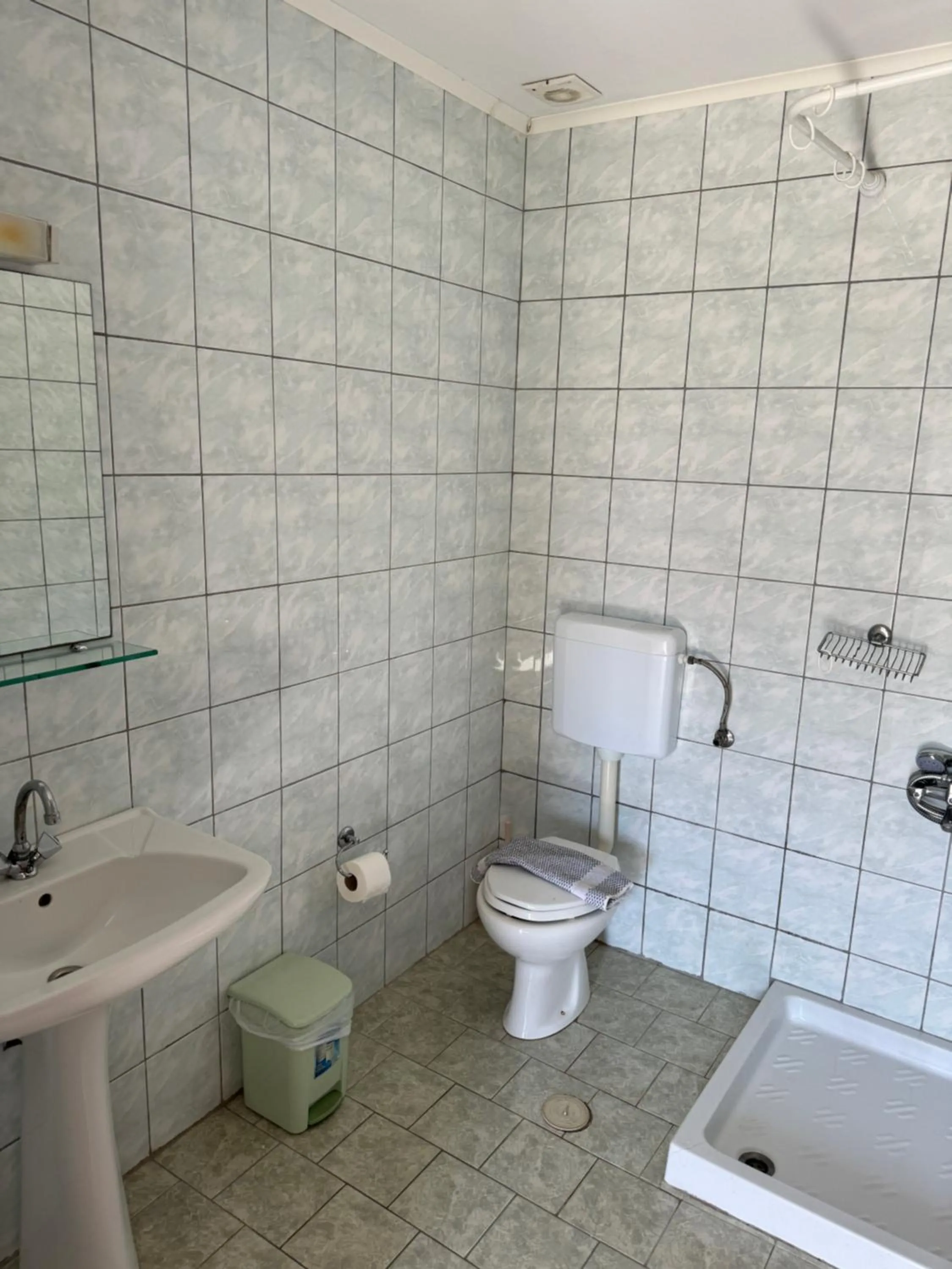 Shower in Zac & Georgio Studios