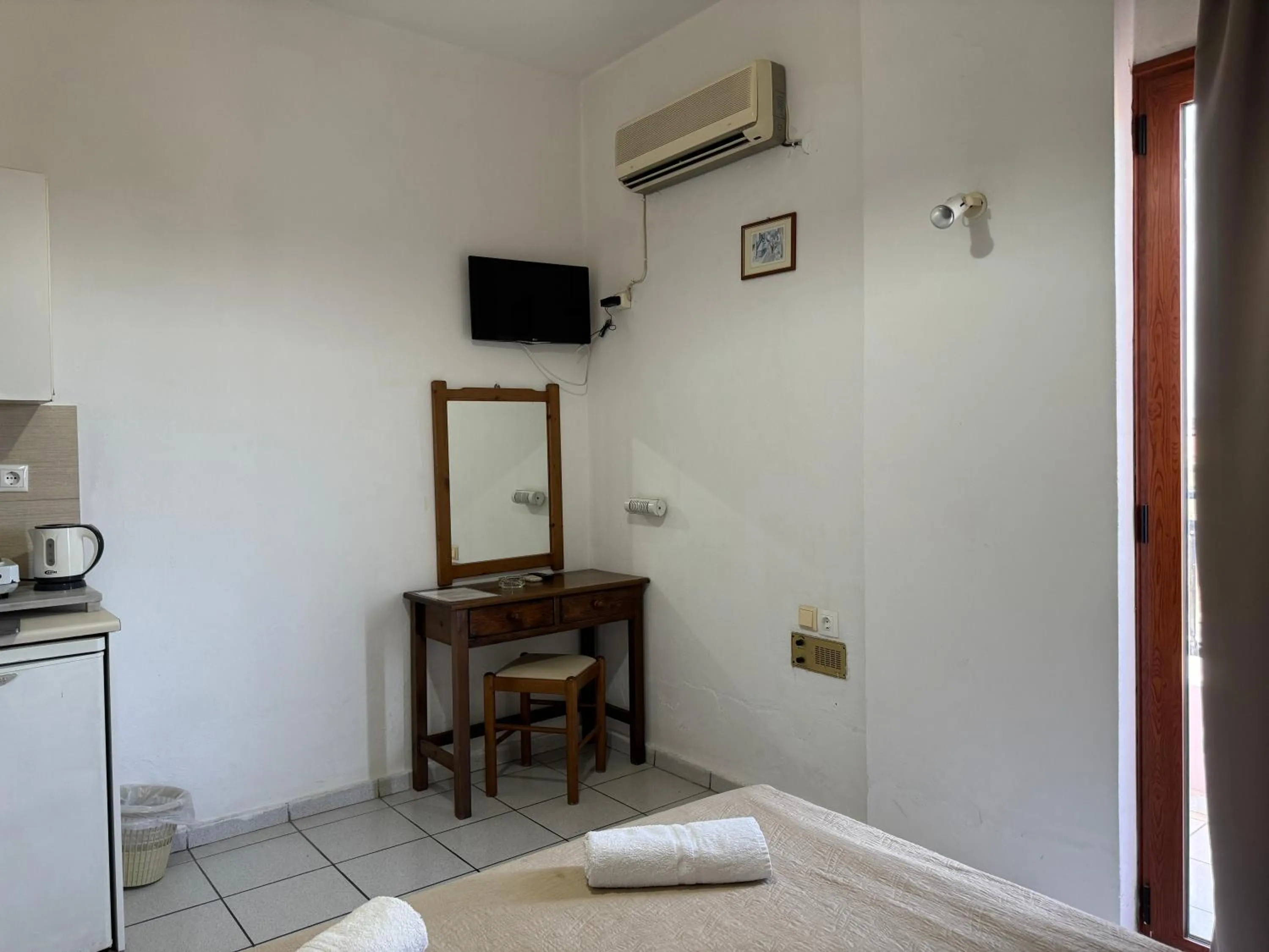 TV and multimedia, Bed in Zac & Georgio Studios