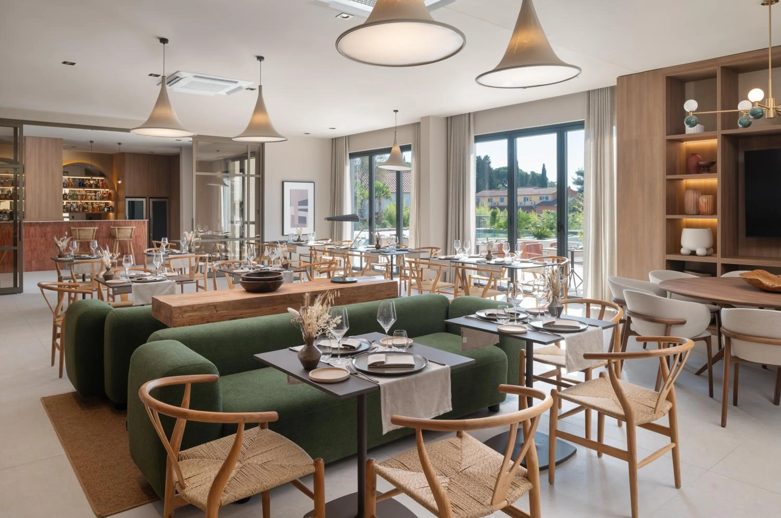 Restaurant/places to eat in Molum Hotel & Residences