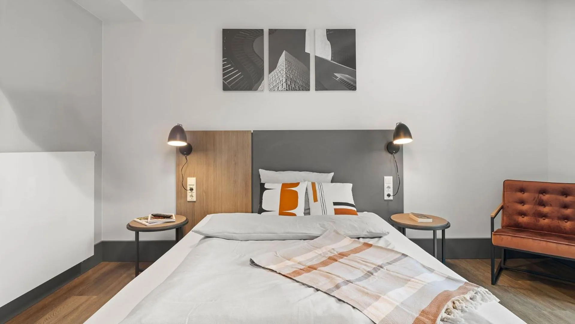 Photo of the whole room, Bed in smartments Frankfurt Airport