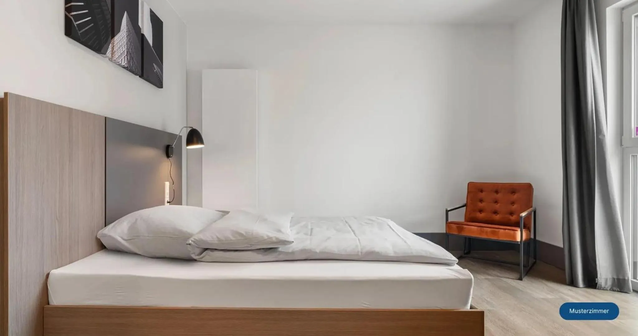 Photo of the whole room, Bed in smartments Frankfurt Airport