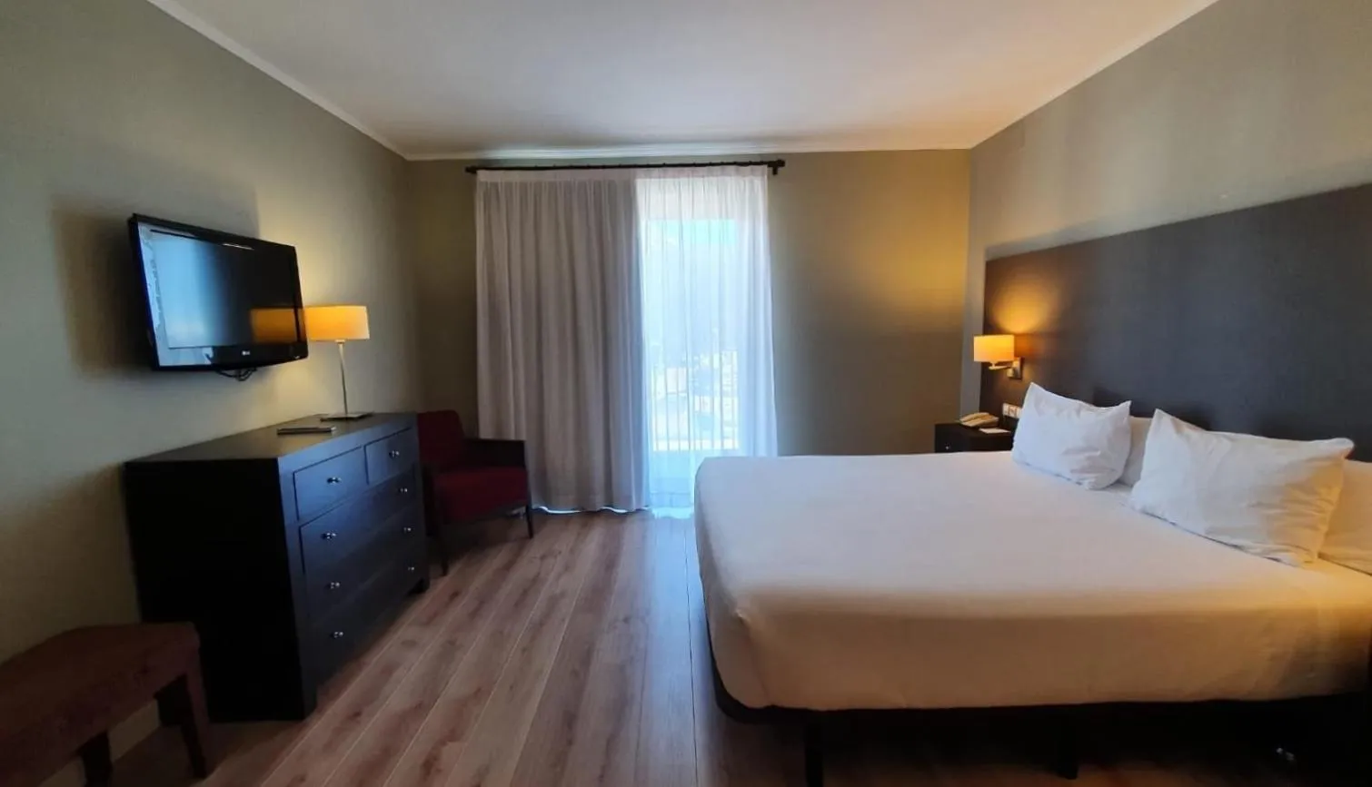 Photo of the whole room, Bed in HG La Molina