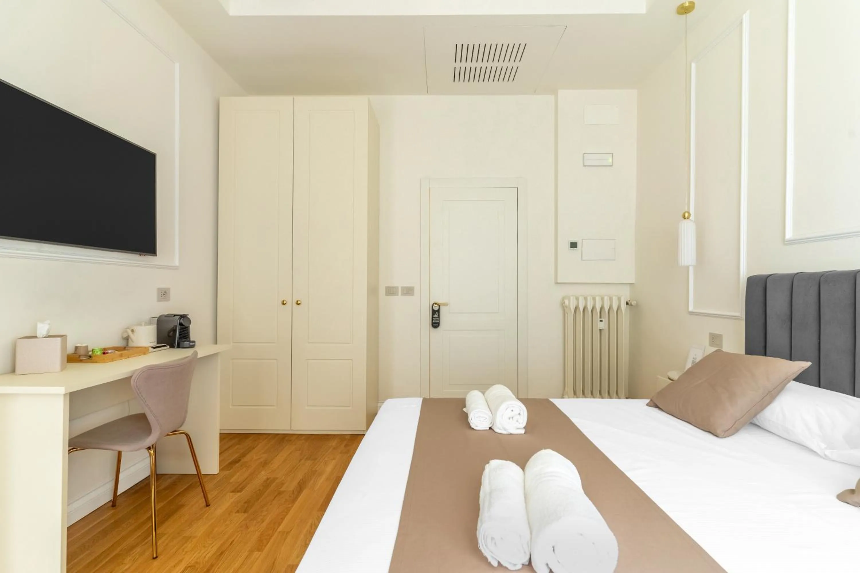 Bed in Montello Suites Foresteria Lombarda