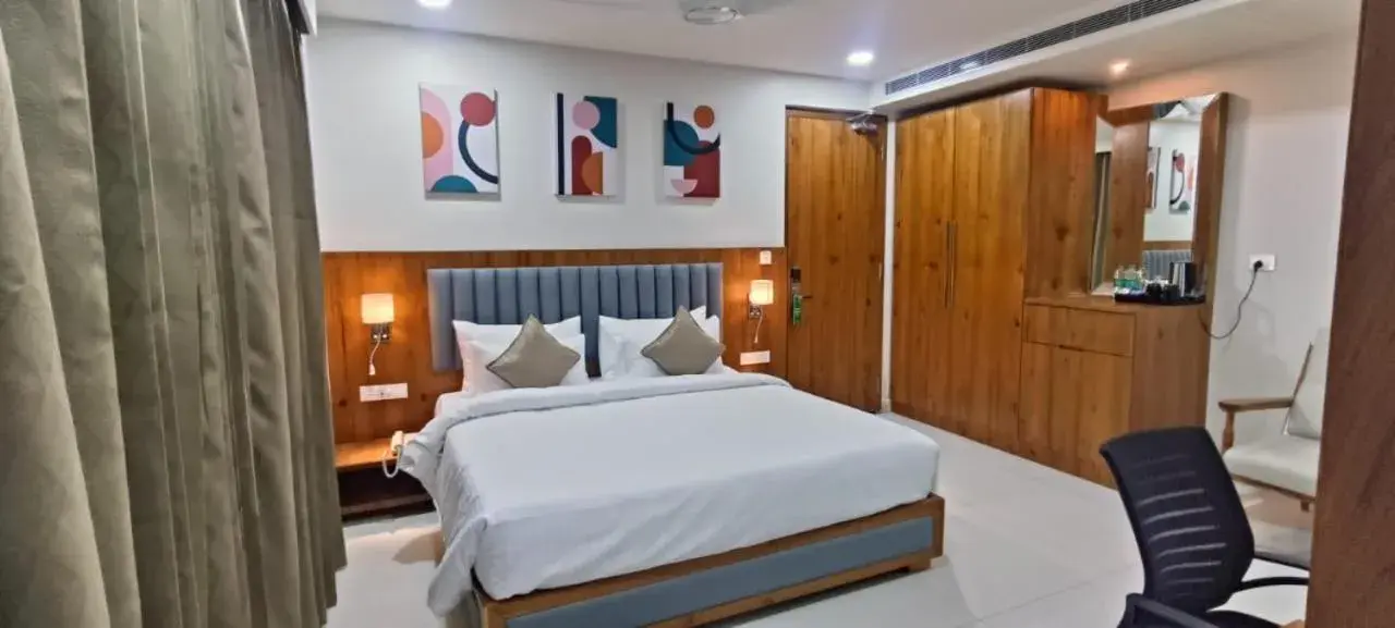 Deluxe King Room - single occupancy in Hotel Pasupala Inn Deluxe King Room - single occupancy in Hotel Pasupala Inn