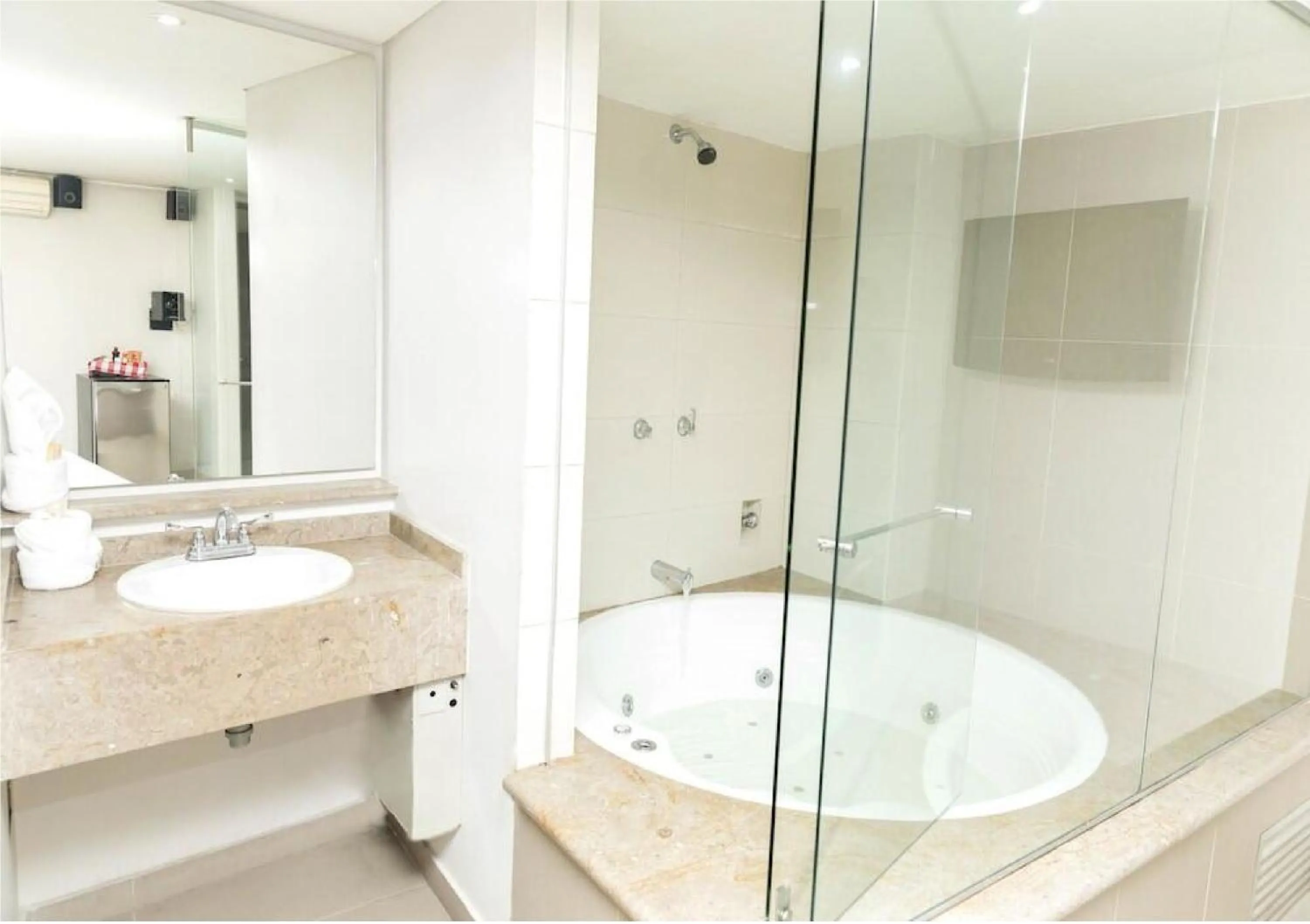 Hot Tub in Hotel Romanza