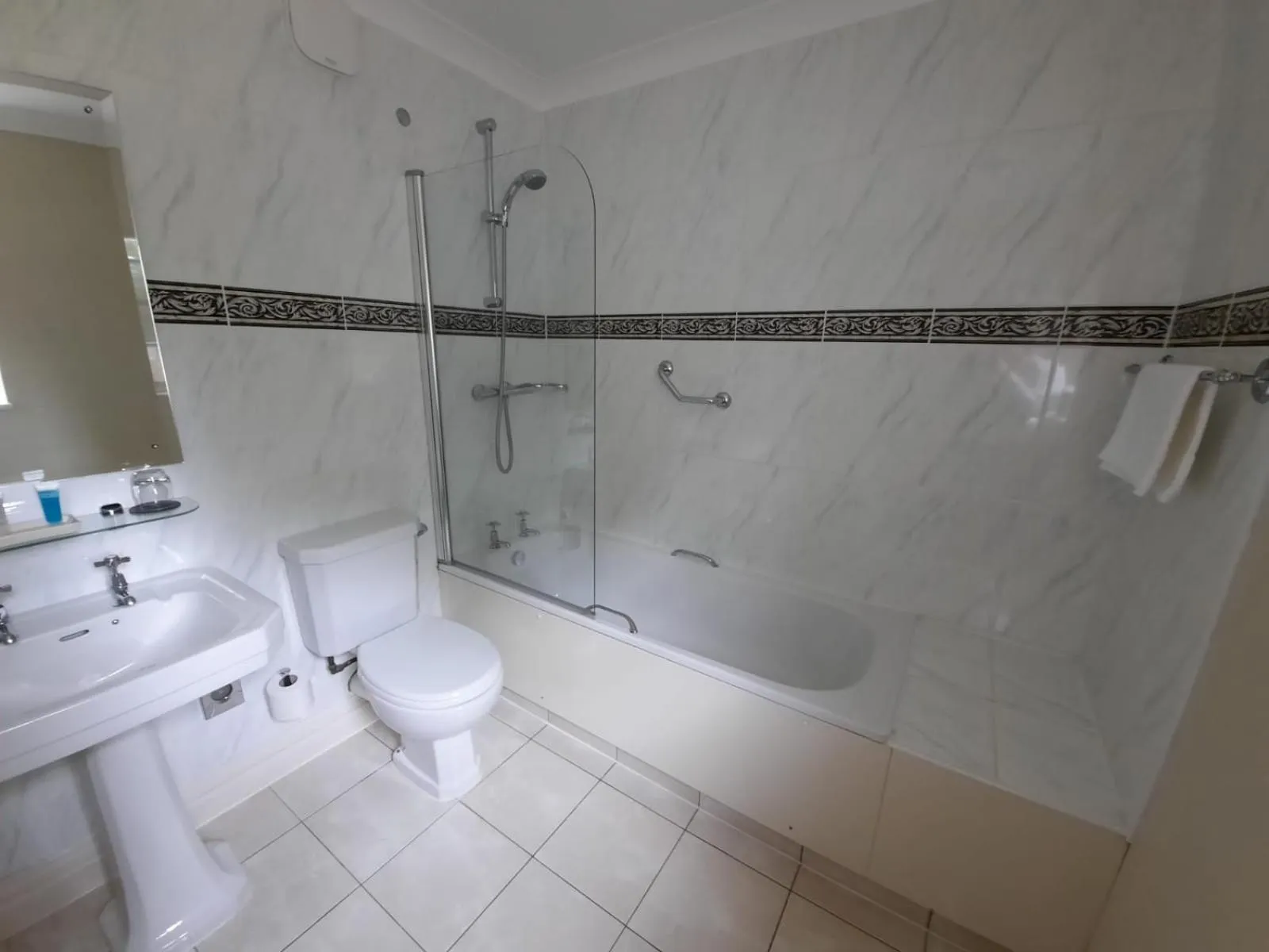 Shower in Macdonald Pittodrie House