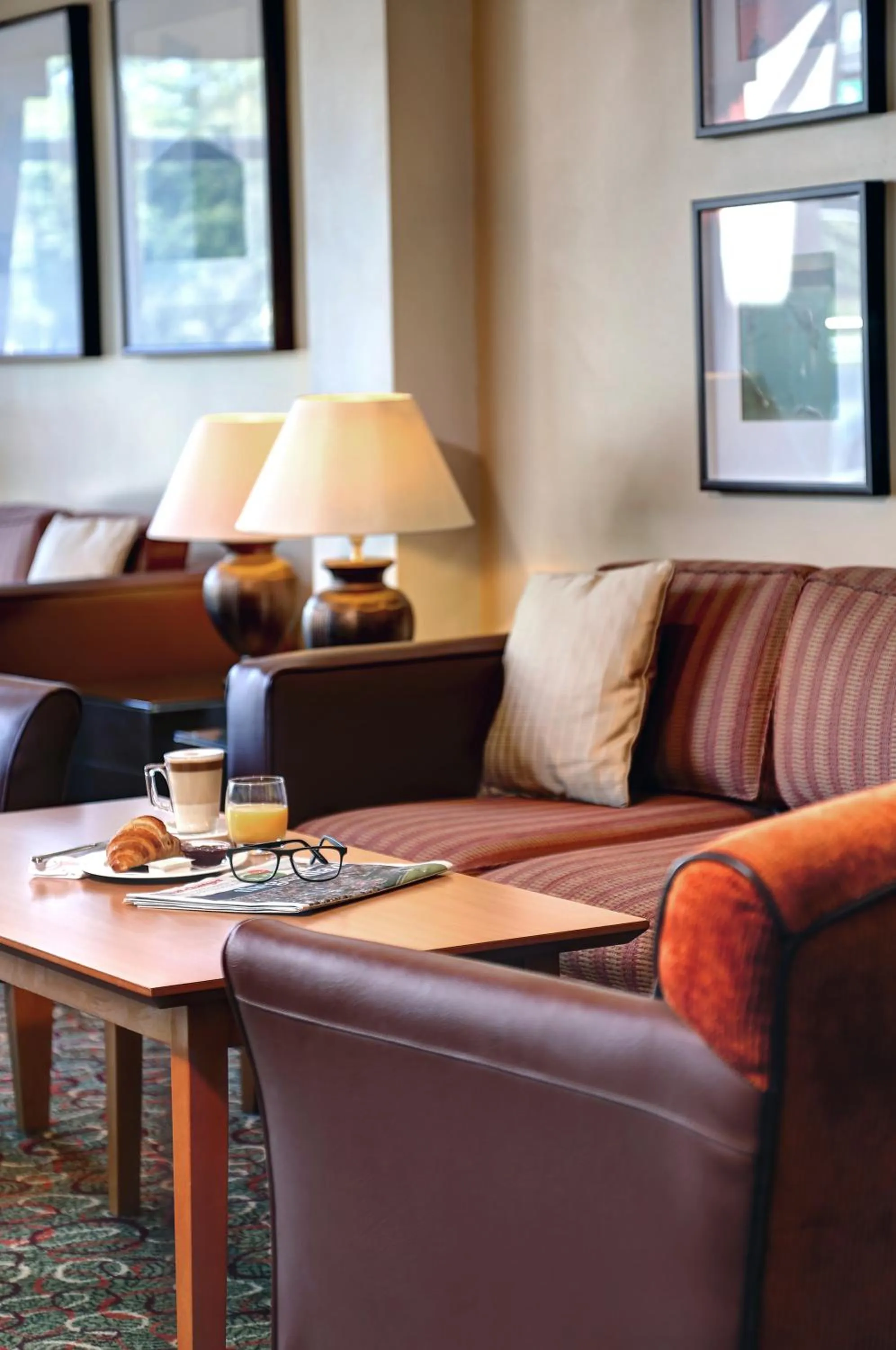 Lounge or bar in Best Western Plus Milford Hotel